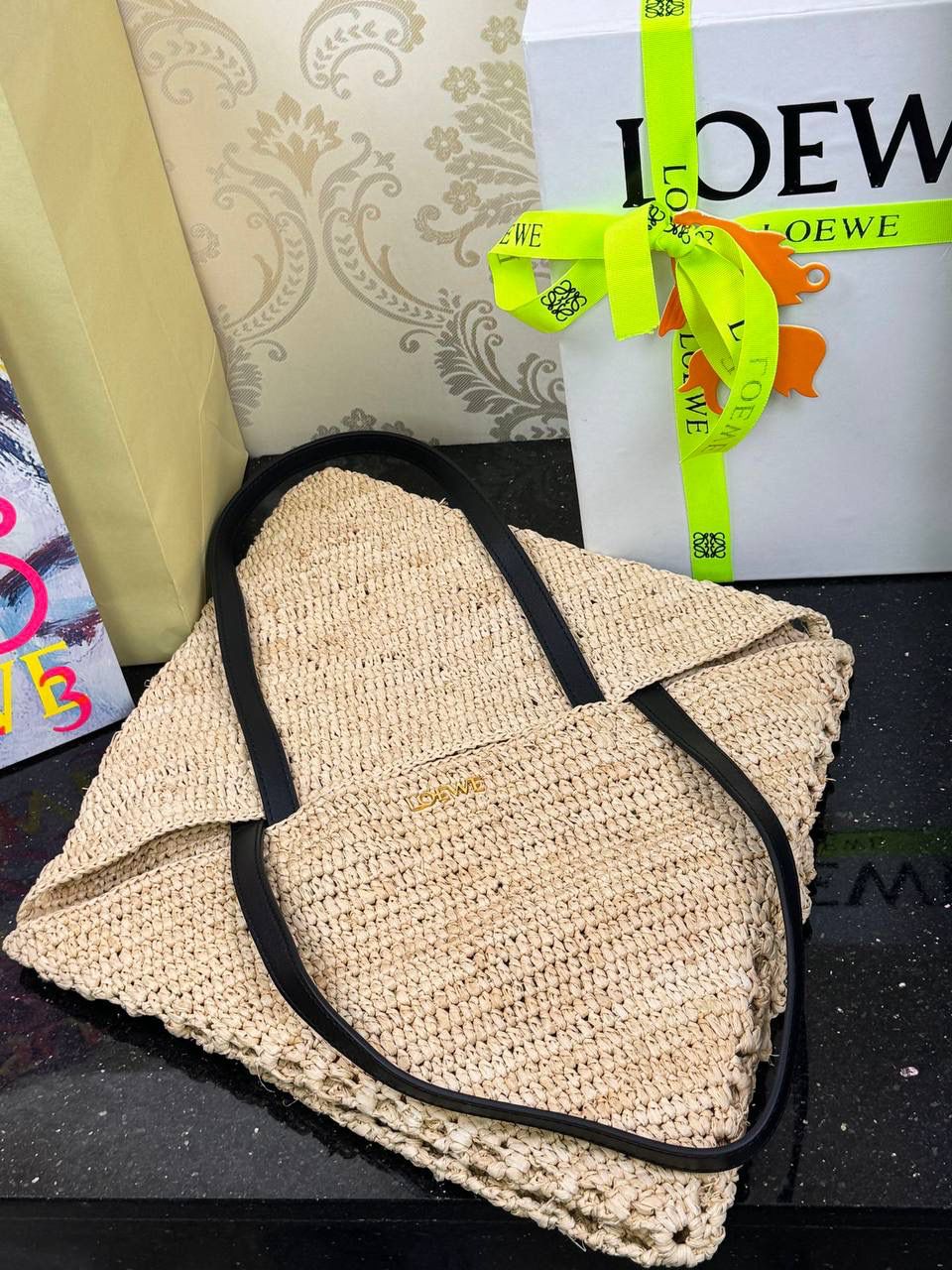 🎈*𝐏𝐮𝐳𝐳𝐥𝐞 𝐅𝐨𝐥𝐝折叠手袋👜*（进口拉菲草） ——全新【𝗡𝗘𝗪】升级‼️ 👉🏻延续经典𝙋𝙪𝙯𝙯𝙡𝙚的标志性几何裁剪设计、新晋顶流🅰️𝙋𝙪𝙯𝙯𝙡𝙚 𝙁𝙤𝙡𝙚 𝙏𝙤𝙩𝙚以折纸包为灵感、升级成🉑完全折叠‼️的结构、立体与平面任意切换、出差旅行🧳必备单品、可肩背或手提、正面饰品牌标志性英文Logo。 👉🏻采用进口拉菲草手工编织而成、该种材料工序复杂、制作成本高昂、但因其柔软度高、环保性能更好、不易变行被广泛应用。 尺寸：𝟐𝟓.𝟓-𝟏𝟒.𝟓-𝟑𝟏.𝟓cm 款号：052316