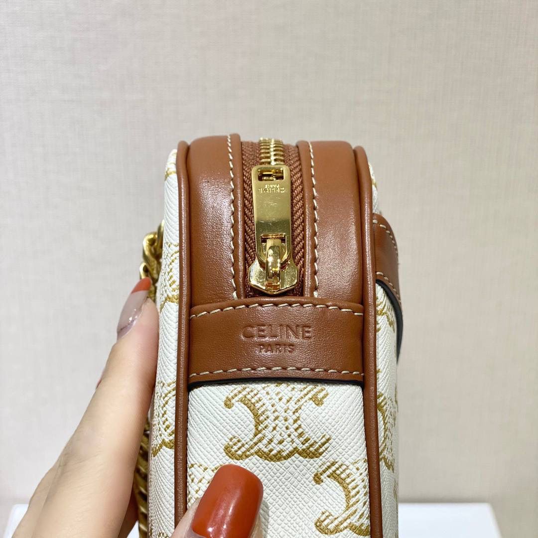 🔥大货实拍图 𝗖𝗘𝗟𝗜𝗡𝗘 ♥ 𝗣𝗔𝗧𝗔𝗣𝗔𝗡𝗦 𝗧𝗥𝗜𝗢𝗠𝗣𝗛𝗘 𝗖𝗔𝗡𝗩𝗔𝗦 Patapans 手袋来自 CELINE 2021春夏系列，以法国圣诞颂歌“Pat-a-pan”命名。规整的矩形包身由 Triomphe 老花帆布制成，马鞍棕色小牛皮点缀细节。双链条肩带从包身穿孔而过，洋溢复古学院派气息。 型号：196252 尺寸：20.5*15*4.5cm