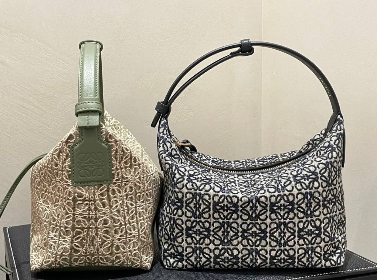 * 𝘊𝘶𝘣𝘪 𝘈𝘯𝘢𝘨𝘳𝘢𝘮 提花布手袋✌️ 大号尺寸:27-17-22cm（顶部宽处34cm） 编码:062102 黑色【配全套礼盒】 包包面料挺括度适中，没有固定形状 ，背上出门慵懒氛围感十足😘，肩带可以调节，伸缩至腋下背，单肩，手拎皆可