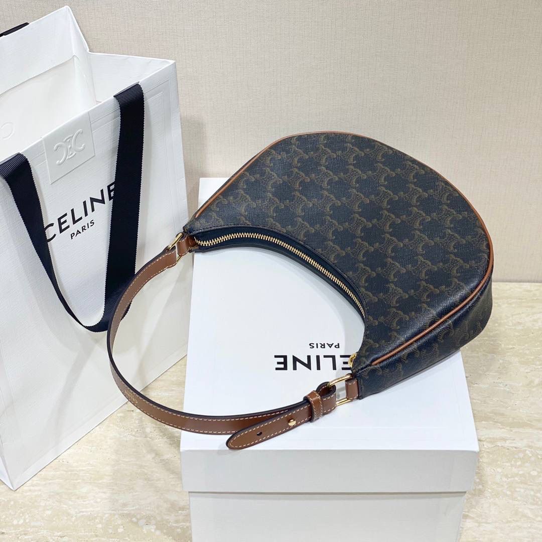 🔥大货实拍图 𝗖𝗘𝗟𝗜𝗡𝗘 ♥ 𝗧𝗥𝗜𝗢𝗠𝗣𝗛𝗘 𝗖𝗔𝗡𝗩𝗔𝗦 𝗔𝗩𝗔 灵感来自1990年代中古包Macadam，采用小巧优雅的月牙形轮廓，搭配耐看的棕色调凯旋门老花和小牛皮滚边，透出复古娇俏气质。型号：193952 尺寸：23*14*7cm