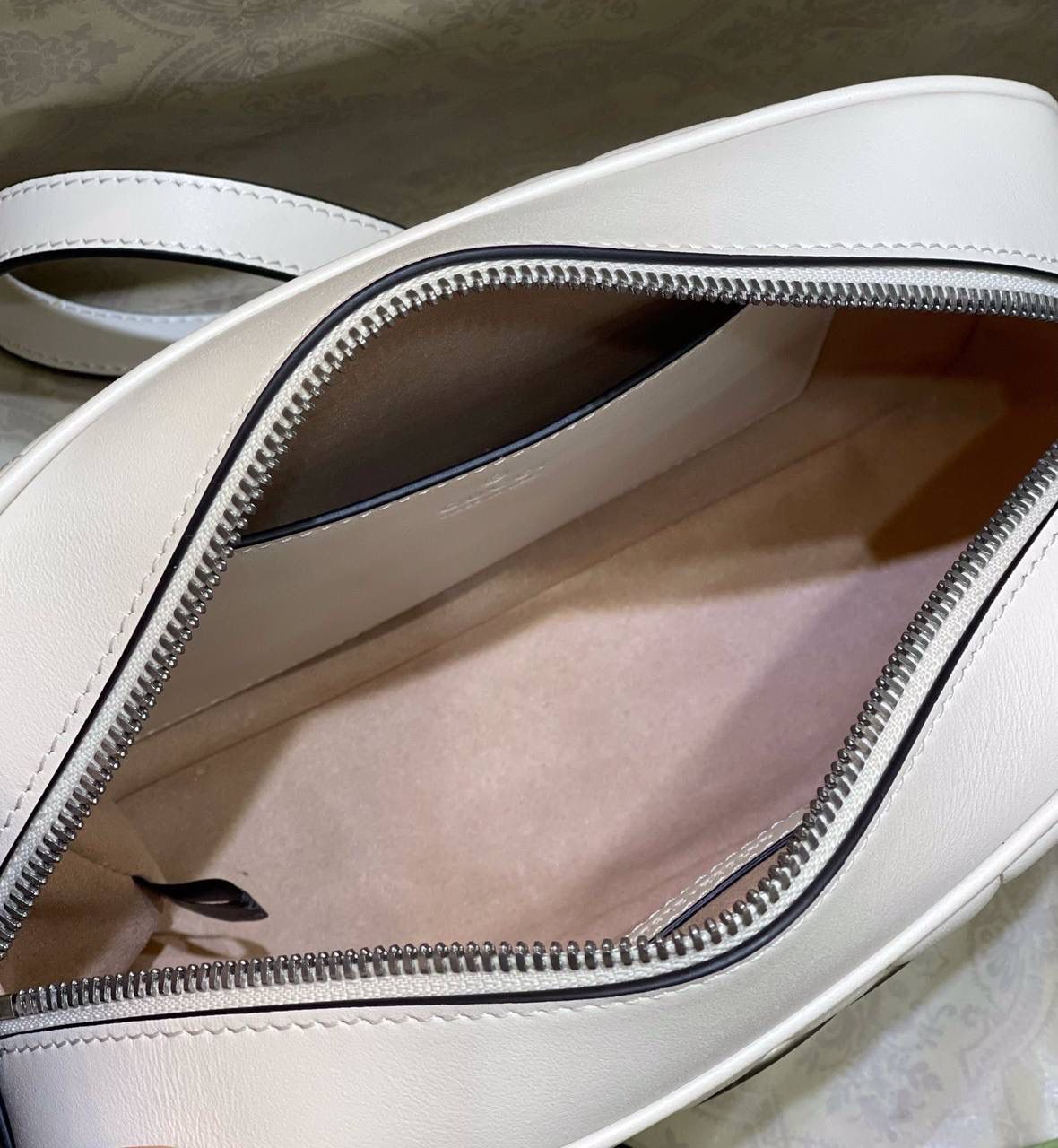 ✈️✈️✈️ 🔥𝐌𝐚𝐫𝐦𝐨𝐧𝐭菱格原厂皮# ▫️型号447632 ▫️尺寸 24*14*8cm 全新经典款相机包 ，整个包身下血本都用了原厂牛皮❗️最基础的包型.立体棱格绣花在灯光下让整个包活跃了起来，肩带可调节上身太好驾驭 不挑身高，也是全球打人必备的百搭单品！