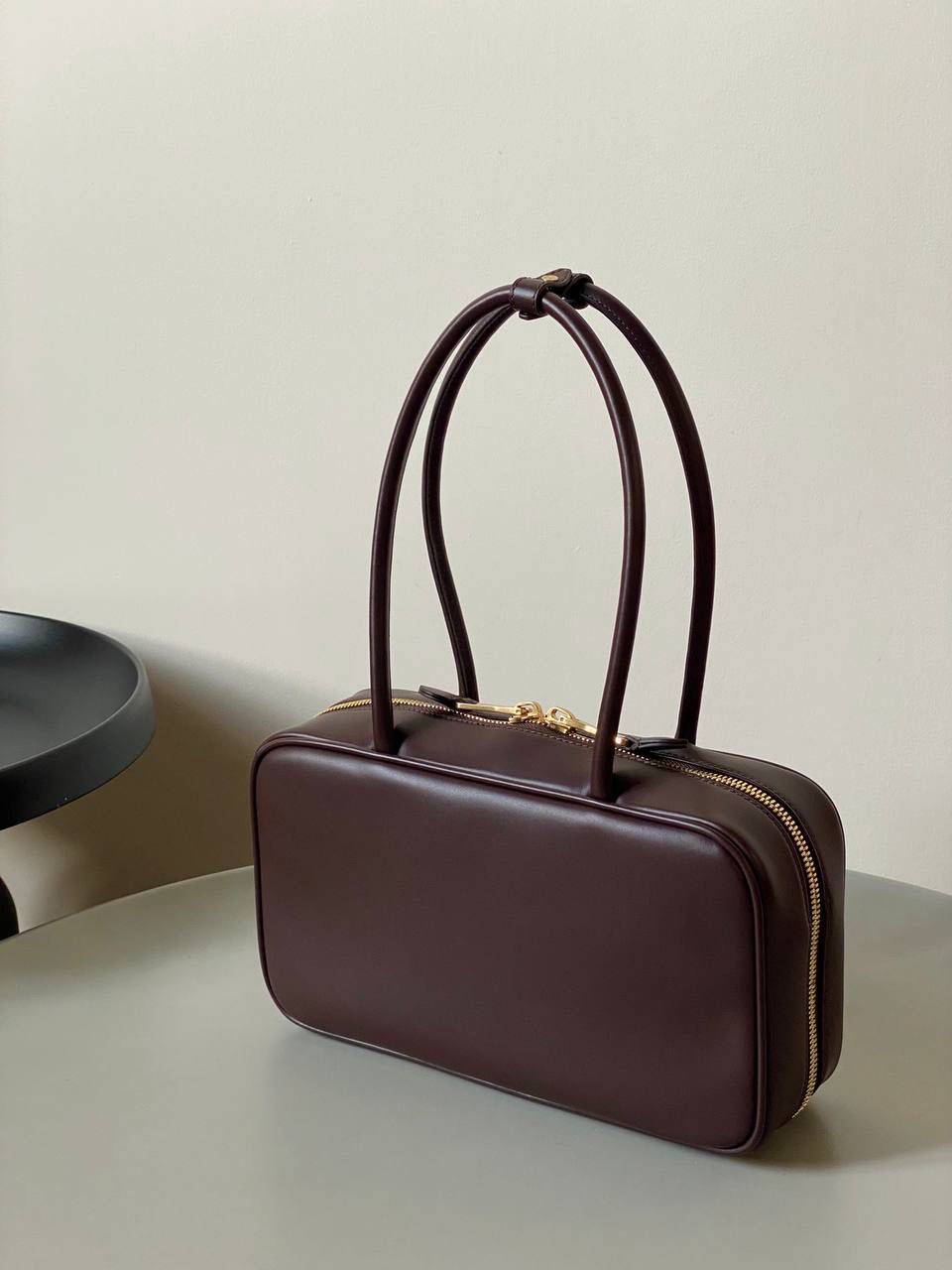 🈶石南木色 | 小号 𝗠𝗶𝘂𝗠𝗶𝘂公文包，大爆款 谁懂啊！小号也太好背了 今年九月份新推出的新尺寸❗️小个子的大福音哇！ 大号hold不住的姐妹，这个号就非常合适了！ 手拎肩背都刚刚好，小巧又不压个子 小号：18×30×9cm #F0020m 大号：23x34x10cm