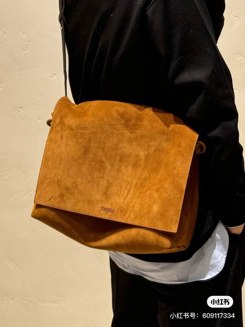 𝙇𝙤𝙚𝙬𝙚 𝙁𝙡𝙖𝙢𝙚𝙣𝙘𝙤 𝙎𝙖𝙩𝙘𝙝𝙚𝙡 福袋款邮差包 ➕刺绣🅾️字母宽肩带 编码：062404 尺寸：𝟑𝟒-𝟏𝟐-𝟐𝟒𝐜𝐦 新款以经典福袋收缩打结为元素，采用外部麂皮➕内里𝗡𝗮𝗽𝗮小牛皮➕刺绣字母宽肩带的精致搭配打造全新升级款邮差包🅰️，可斜挎、肩背和手提，超大容量满足日常所需🎈