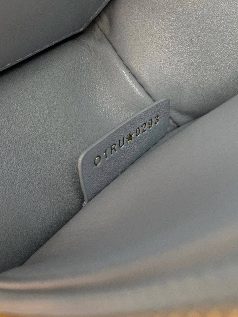 🈶淡蓝色 𝐌𝐢𝐬𝐬 𝐃𝐢𝐨𝐫腋下包 哇！实物是超预期的 从五金到皮质都非常奢华，很好看 牛皮的材质有型又耐久， 立体的字母手感彰显个性！ 空间，日常通勤或约会都很不错哦 大小刚好，腋下背气质又时髦 22×11×6cm #3410m