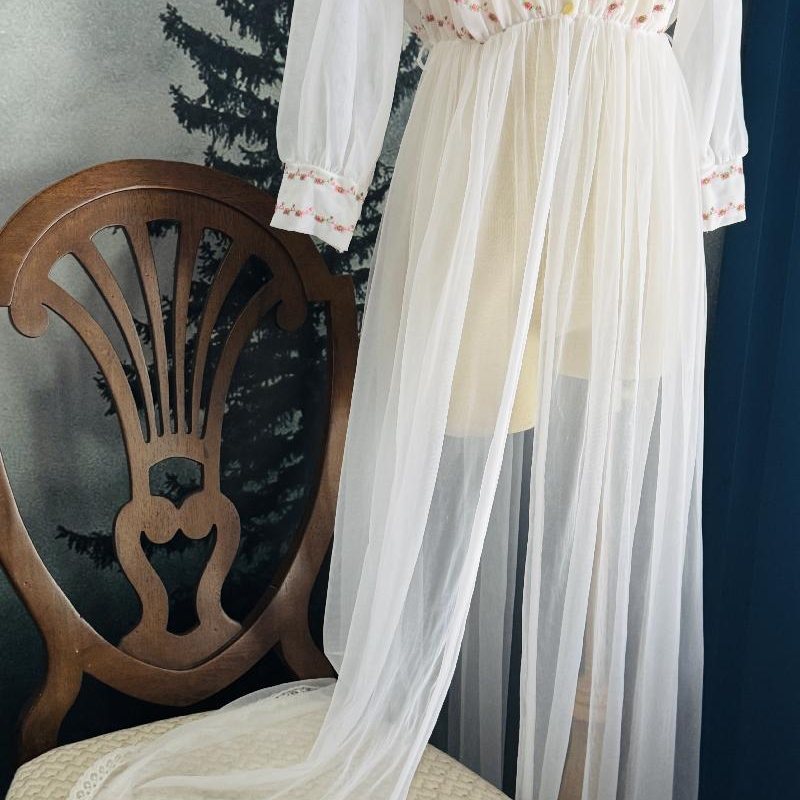 Vintage C.a. 1960s Embroidery White Chiffon Sleeping Gown (MT2522)