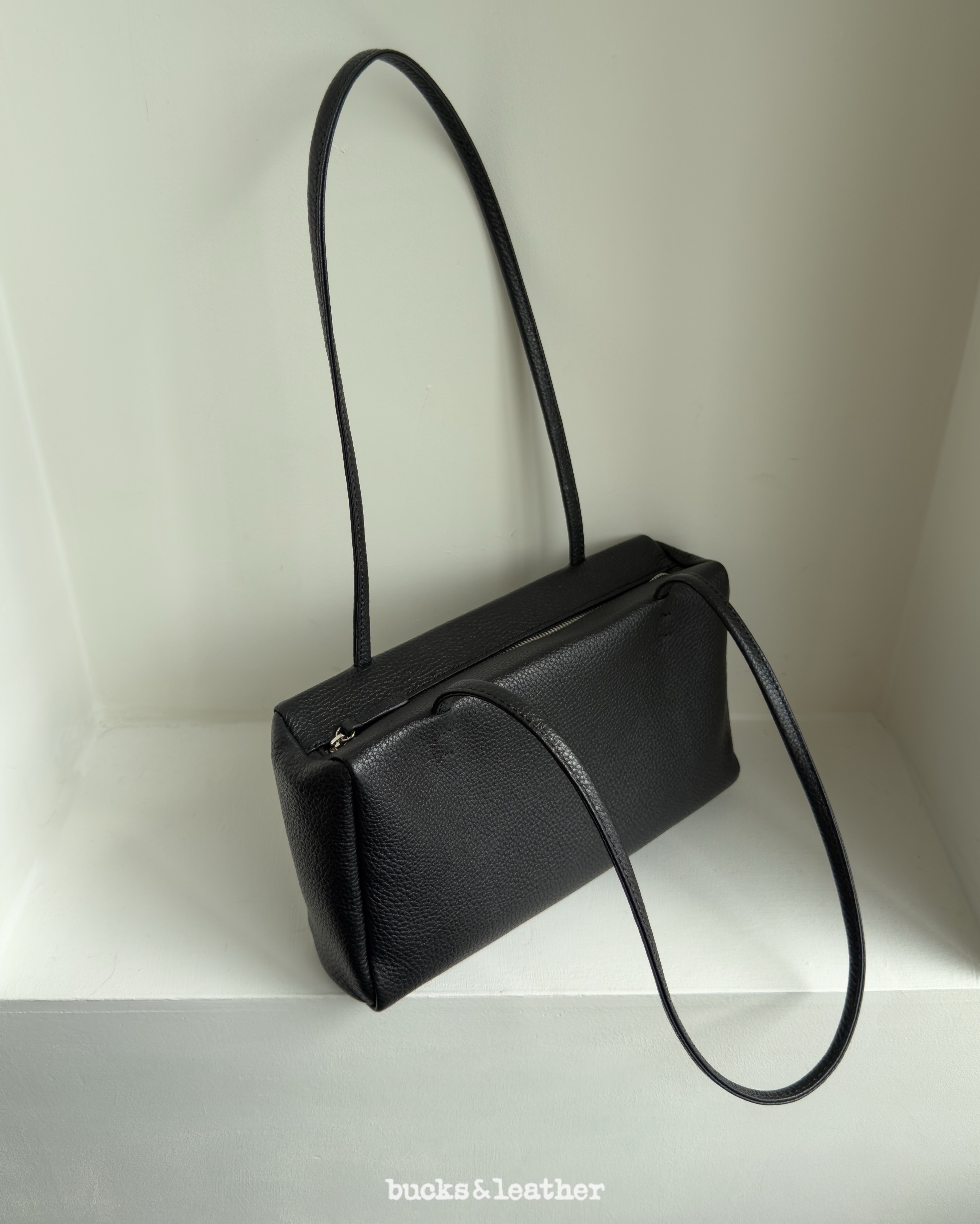 【26FW 】預訂_Slim Shoulder Bag By Bucks & leather