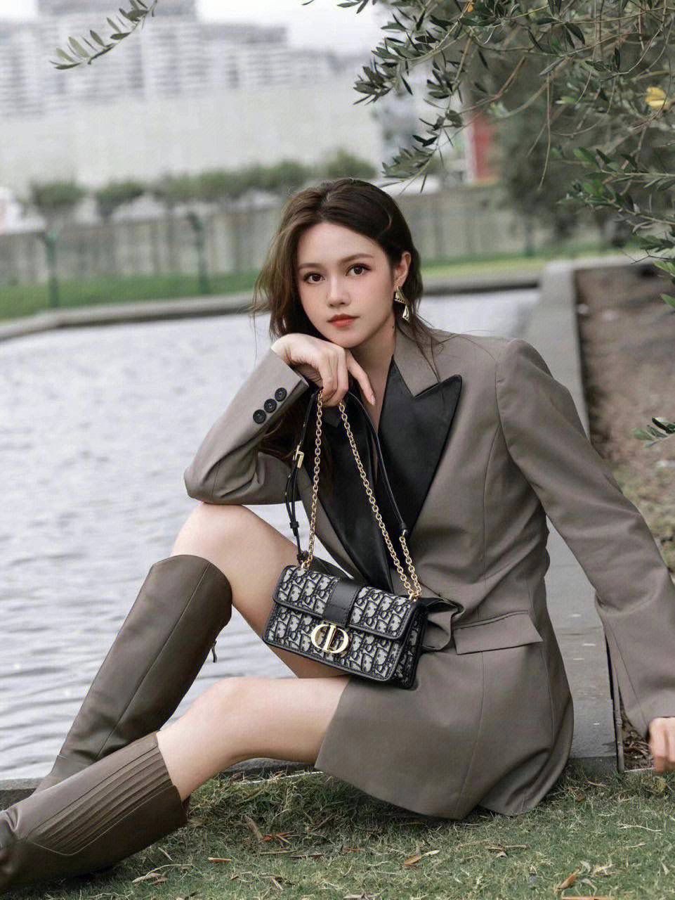 Elegant Canvas Shoulder Bag with Chain Strap