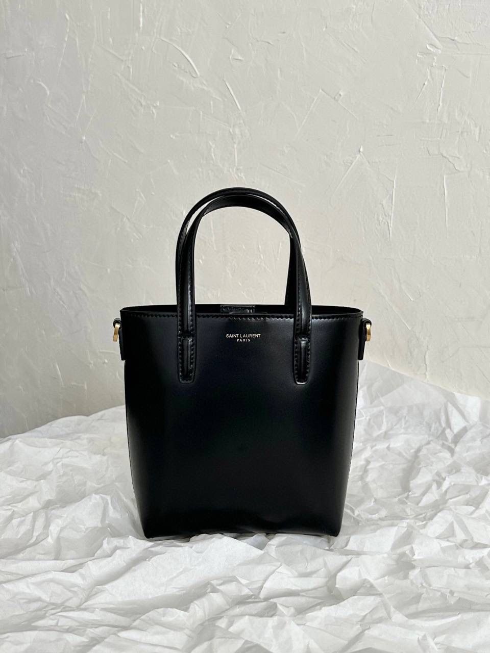 ys1 mini tote平纹🖤 这只包在mini包中一定有它的一席之地 第一，它包身够小够可爱 第二，它容量够大够能装 第三，它鳄鱼纹压纹够抗造 就冲这三点，几乎没有哪个小可爱能打得过它 小手提➕可拆卸肩带的设计在实背性上也更出挑 没有槽点的小可爱，我超爱！！ 必须zp开发的啦，相似度看对比图！ 质量就请放心的交给我们哈！ 平纹：18×17×8cm773995m