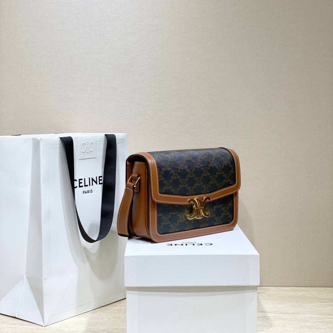 🔥大货实拍图 𝗖𝗘𝗟𝗜𝗡𝗘 ♥ 𝗧𝗥𝗜𝗢𝗠𝗣𝗛𝗘 𝗕𝗢𝗫中号 在原来的锁扣上加了CELINE首字母凯旋门扣，完完整整的巴黎血液注入啊！将复古元素与品牌一向拿手的利落线条相结合，气质 高贵！ 型号：191242 小号尺寸：22.5*16.5*7.5cm