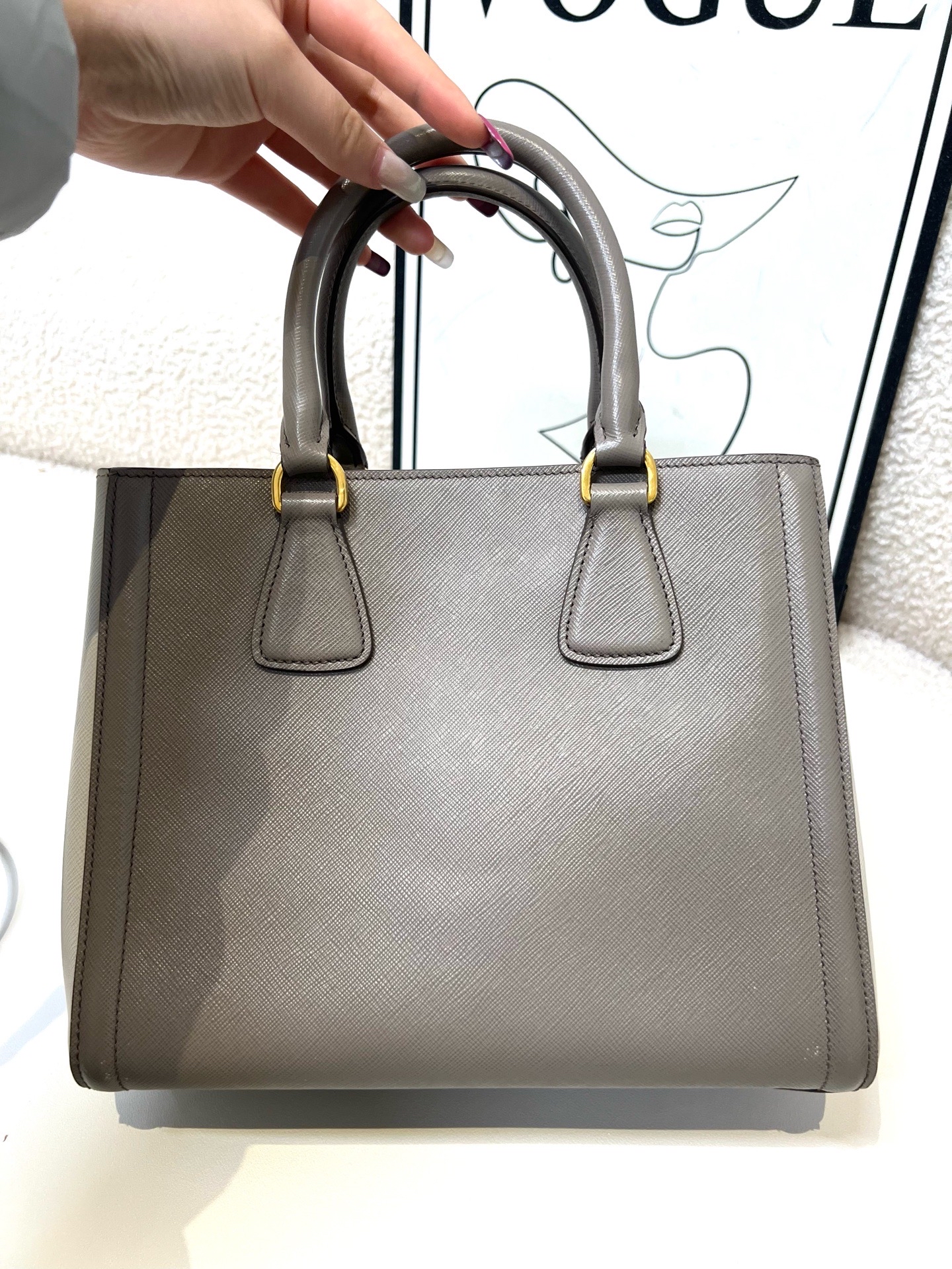 【預訂貨品】Prada 大象灰拼白色殺手包