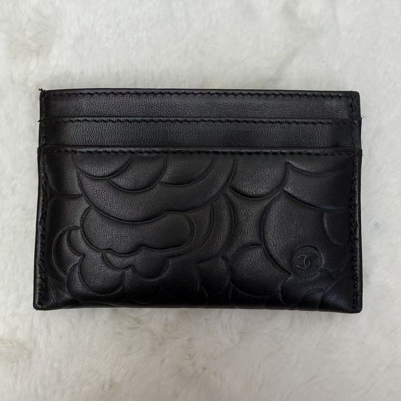 Chanel香奈兒卡包 山茶花系列錢包 單片橫版 黑銀羊皮 橫版 山茶花壓紋C Logo零錢包 男女同款