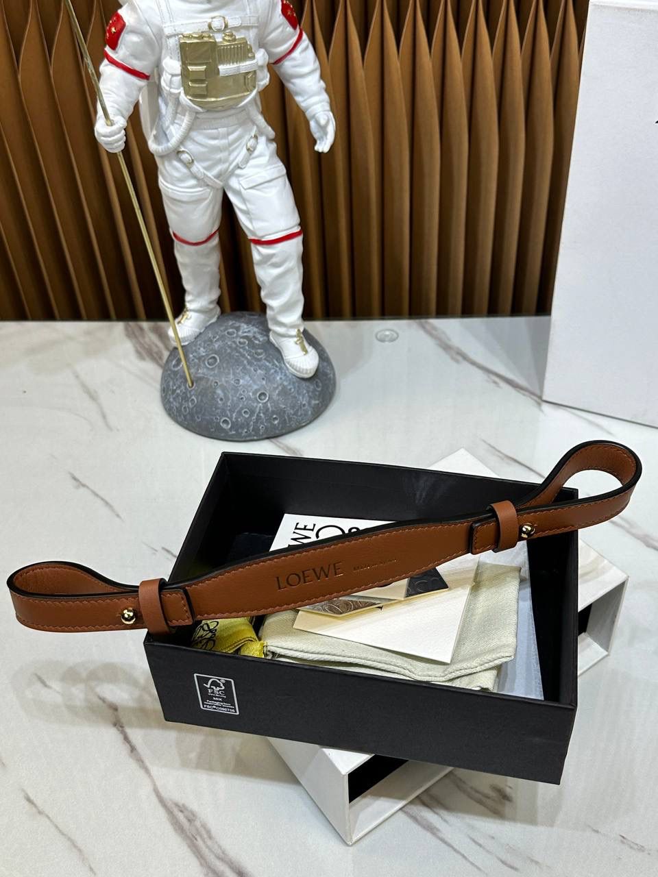 ★𝙇𝙤𝙚𝙬𝙚单配短肩带★棕色 ✅经典小牛皮制作，进口沙菲线，全铜五金。 ✅正面饰以品牌标志性烫金𝙇𝙊𝙂𝙊字体，两侧金属扣固定，🉑️做手提包使用的百搭肩带。 尺寸：55.5-2cm 编码：182323