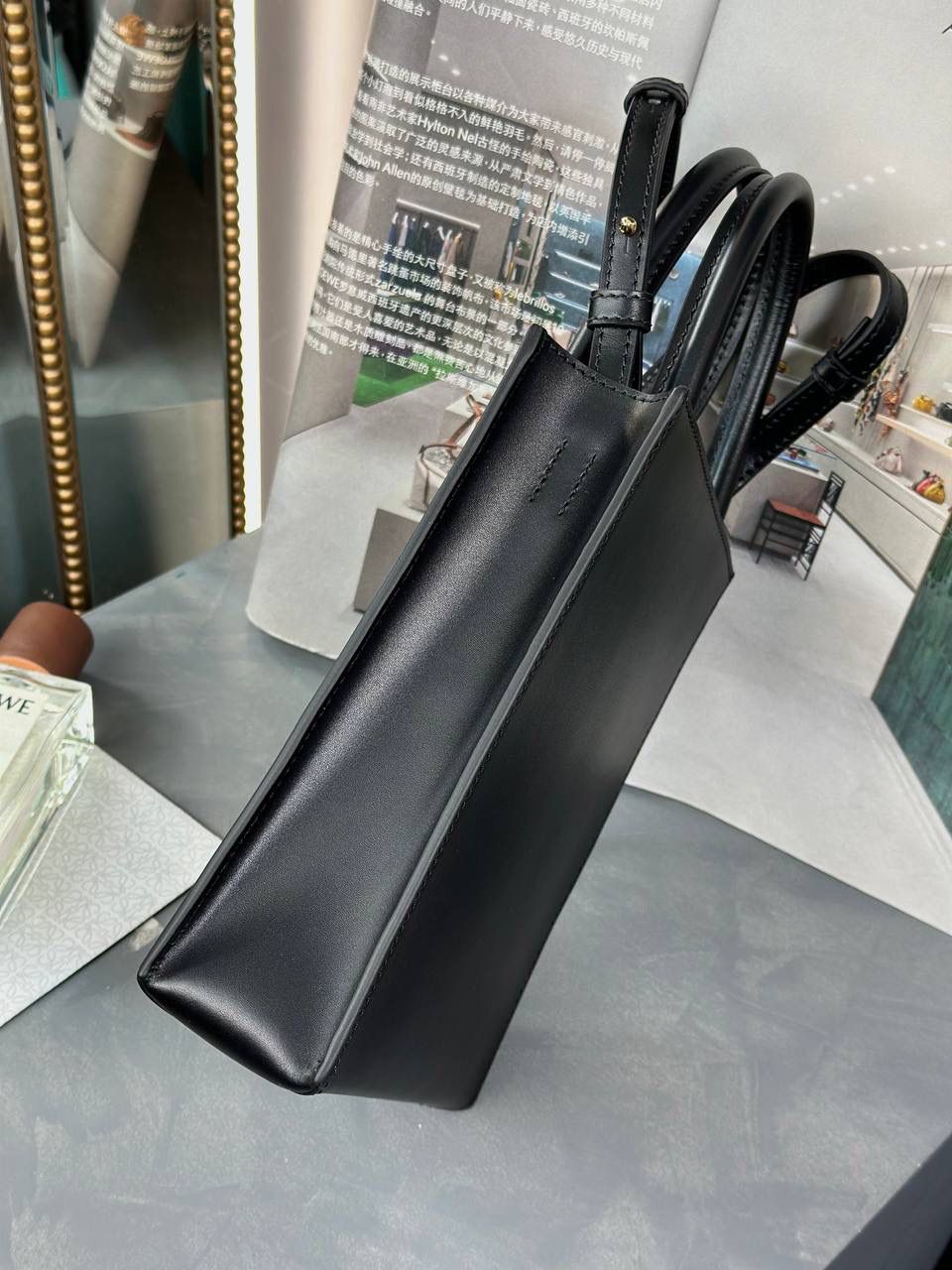 Standard A5 Tote手袋/黑色😍 小号尺寸:21-17-6cm 编码:652307 采用底部信封结构，可通过顶部提手或可拆卸肩带携带，油亮牛皮革制成，正面饰有徽章压纹，内衬人字纹棉纺布衬里。