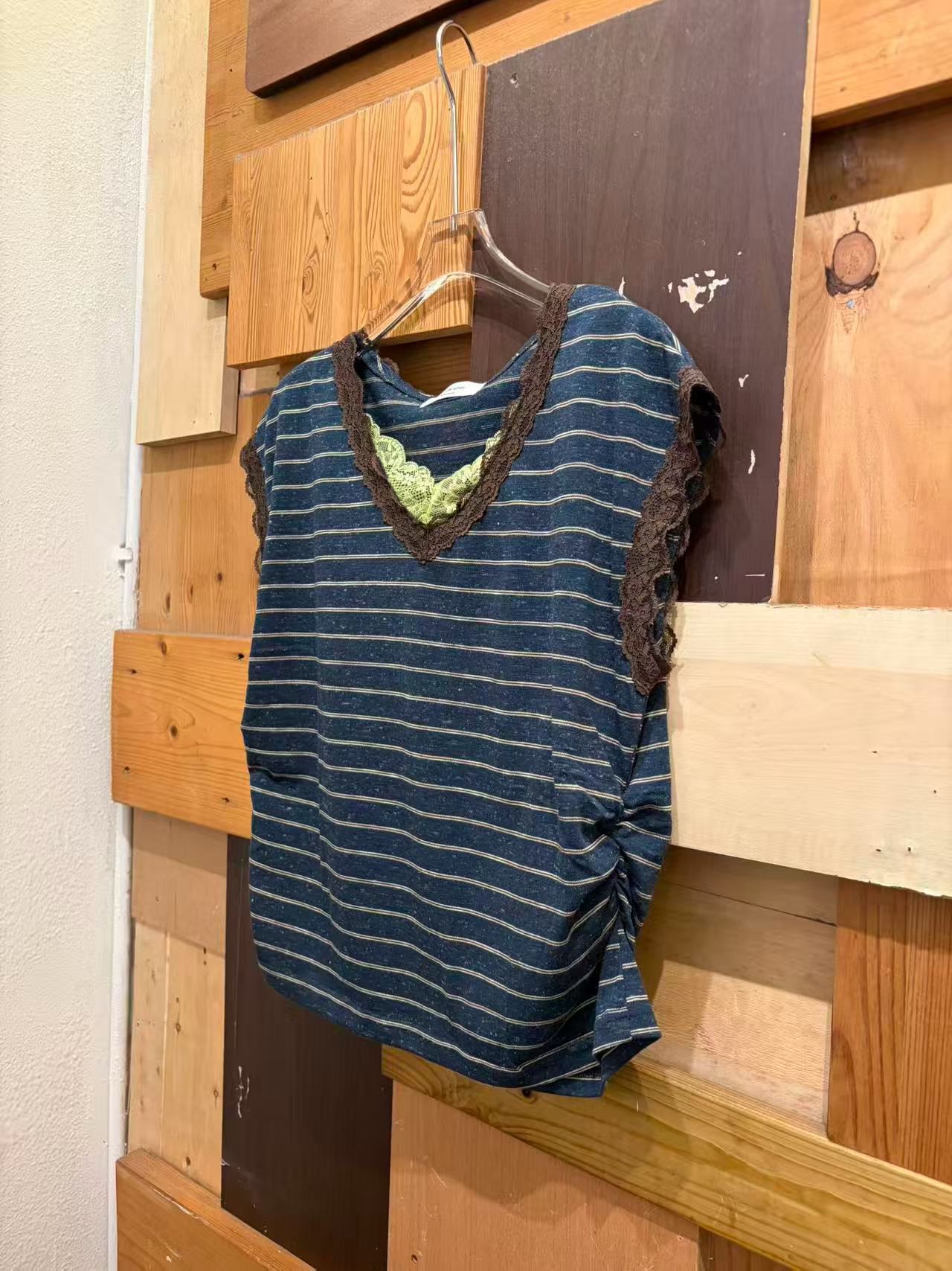顯瘦V 領間Top 