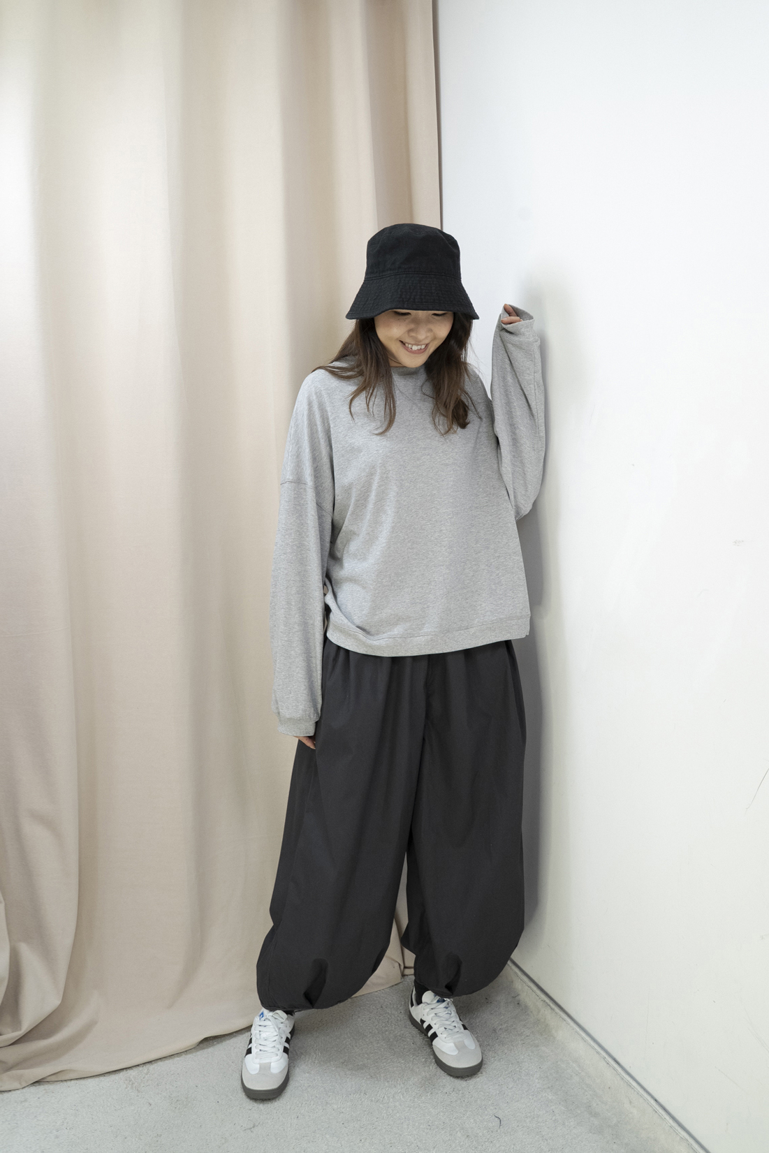 輕軟薄倒三角造型明線上衣（淺灰色）