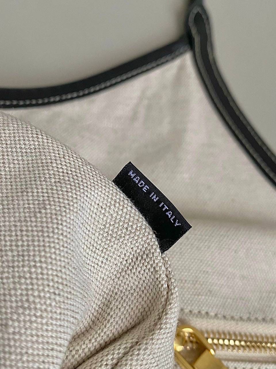 🈶黑色大号 𝗠𝗶𝘂𝗠𝗶𝘂托特！！ 近年miu家真的很会，都是心头爱 慵懒惬意的敞口托特搭配弧形包口 同色系浮雕logo低调又高级 软而不塌的全牛皮质感绝！ 中号大气的包身，男生女生都能驾驭 随时随地的凹造型 小号可以斜挎 小巧可爱，可太适合霓虹妹了 被痕痕拿捏住了🤙🏻 40×39×18cm #F0120m