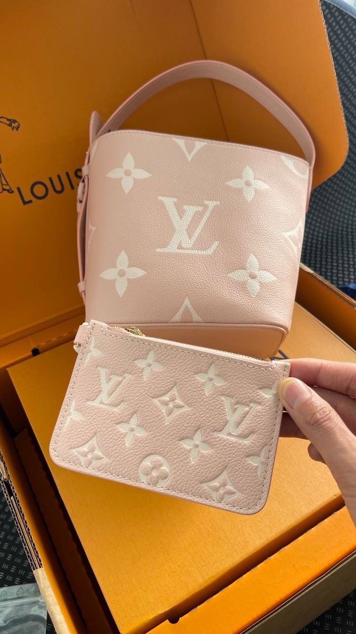 LV ALL IN BB粉色👜✨ 来看包型的变化 自身的功能真的非常吸引人！ 首先包包自身本来就有4种的形态随你变换！！ 蝴蝶结你想放在哪儿都能给你设计明白，allin就是容量足够大，出门旅行你想拿什么都能给你装好！！ 简单的水桶包型，把包身两侧的挂钩连起来，还可以 get一只“菜篮子” 前后再捏起来，它还可以变成一只可爱的小福袋， 真的好神奇！😍😍