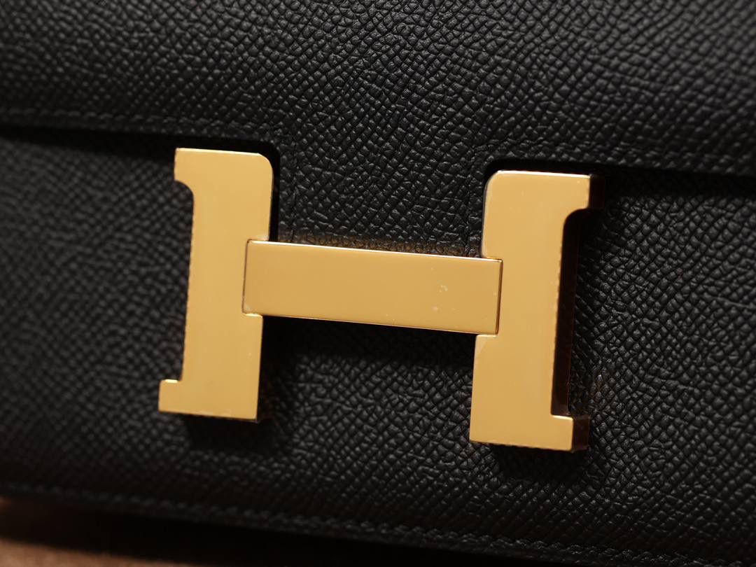 Hermes 爱马仕 #Constance 19黑色金扣👜✨ Epsom牛皮 单肩斜挎包 尺寸：19*15*4 cm 这款采用的是Epsom牛皮,纯原皮，和专柜用的是一个渠道的真皮 什么是Epsom牛皮？ 皮质：ep皮/手掌纹、一岁以上的公牛皮 软硬度：偏硬 纹理：皮面颗粒小的细腻皮纹，有点光泽感 特点：硬朗有细纹的牛皮皮质。细纹是进过后期处理的，比较硬质立体，长期贮存也不容易变形。自重轻，不易刮伤，非常耐磨实用。 所以每个H的款式用的皮都不一样，都是非常有讲究的✅