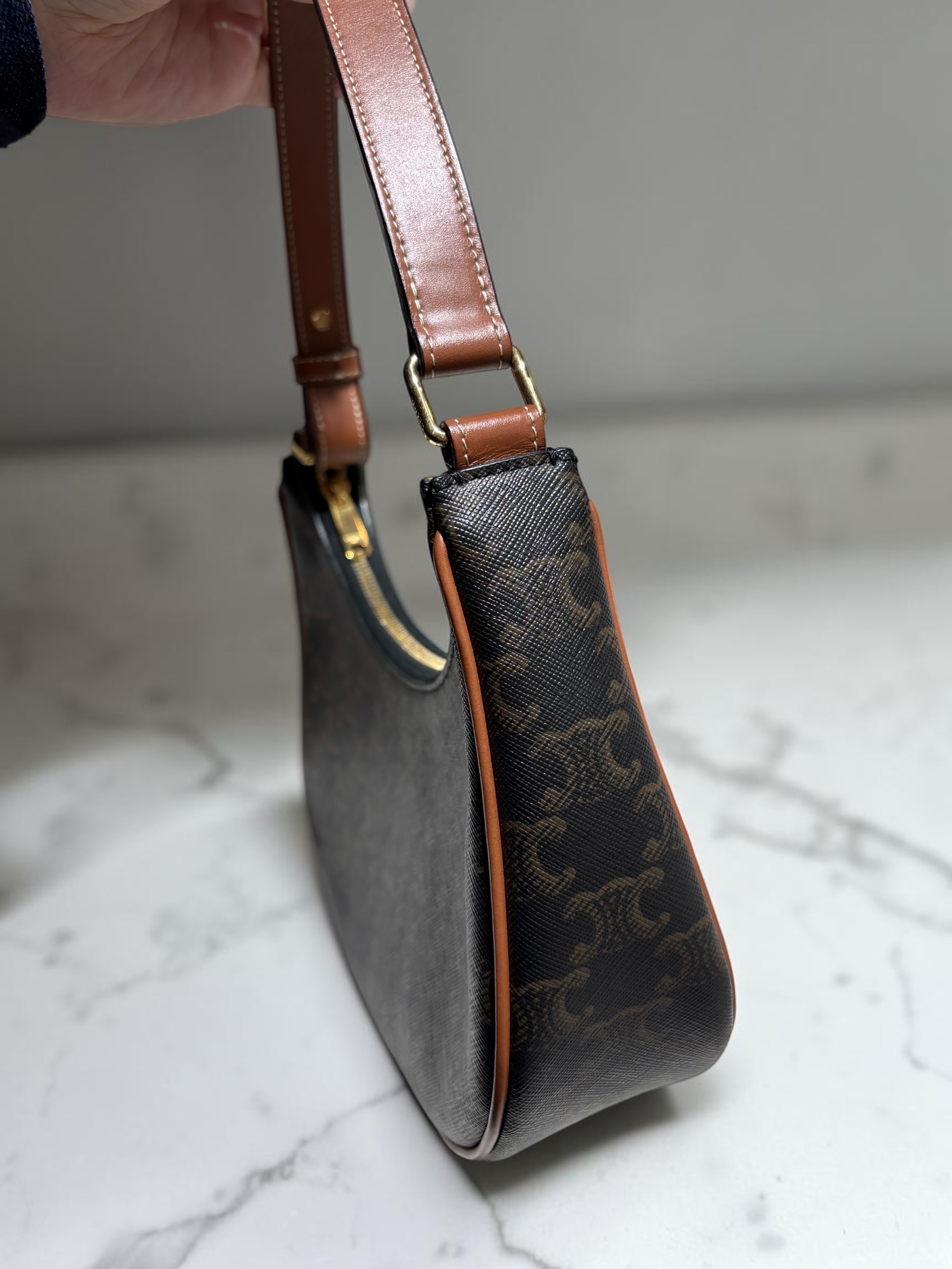 Celine Ava medium hobo bag 100%Authentic, 98%new ✅收據✅dust bag 