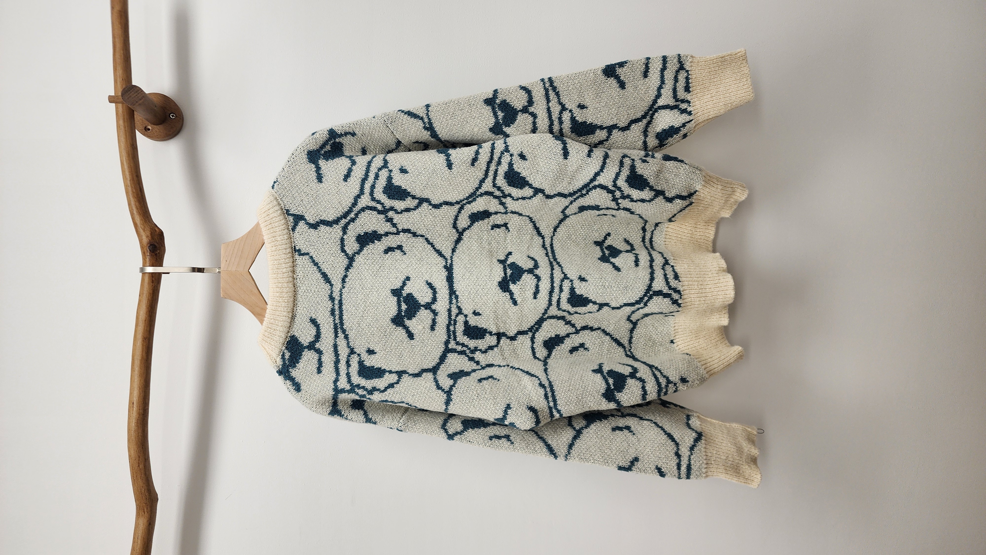 日牌米白藍熊仔頭針織衫