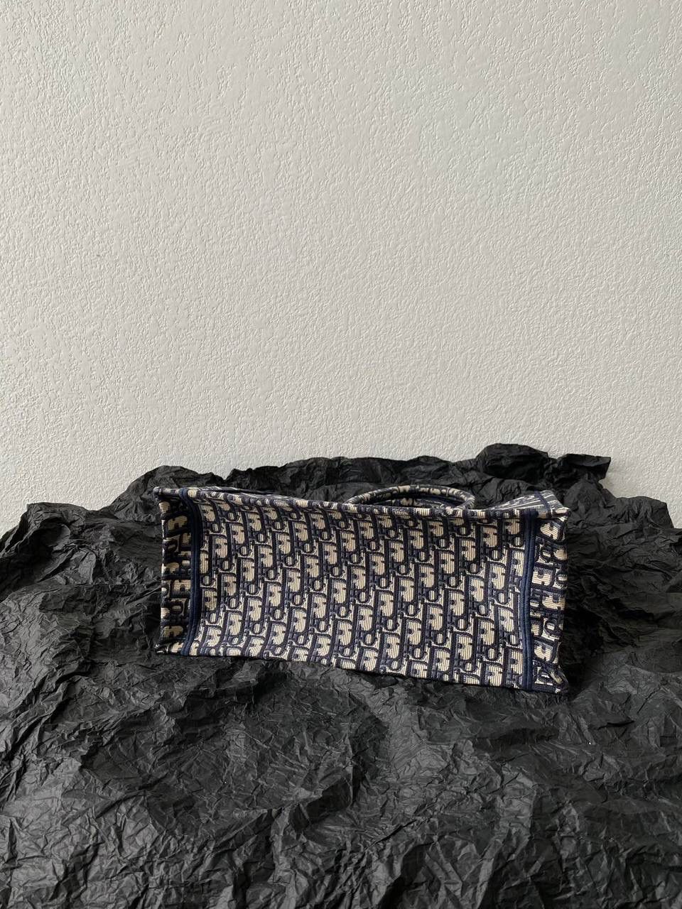 🈶老花蓝，中号 𝗗𝗜𝗢𝗥 𝗕𝗼𝗼𝗸 𝘁𝗼𝘁𝗲 购物袋 火遍大街小巷，席卷整个时尚圈 浓厚的复古艺术气息简直是行走的艺术品 全手工立体刺绣 凹凸有致 超大容量🔥🤩 特别适合想把整个家带出门的姑娘 妈咪袋 公文包 旅行出游好帮手 时髦精人手一只的经典款 36×27×16cm