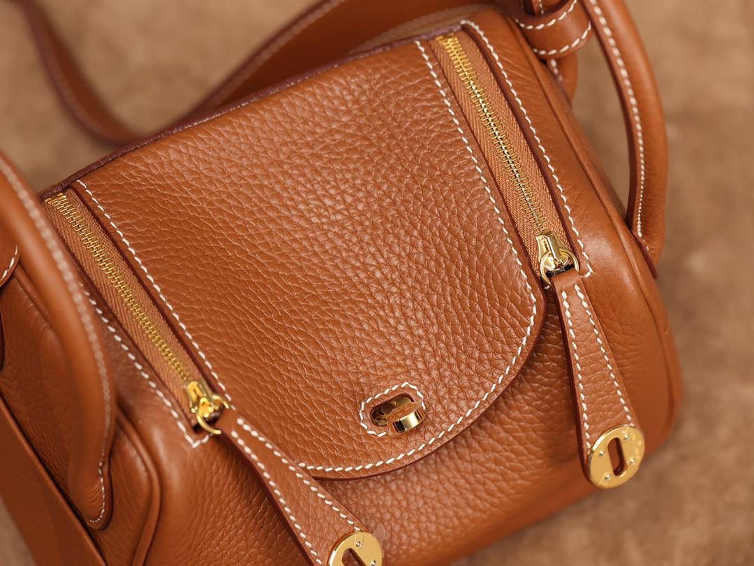 Hermes 爱马仕 Lindy Mini 19cm 金棕色金扣👜✨ Lindy 独家渠道货 独家欧洲原厂皮原厂五金组装的ZP尾单货 尺寸：19*12.5*9cm Lindy是采用原厂的正品TC皮，什么是TC皮？ 爱马仕专用的clemence,简称tc皮，是Hermes最受欢迎的皮革之一，颜色会比Togo少一些，但是纹路比Togo细腻，含油更高，更软，因此稍稍有些下垂感的特点。