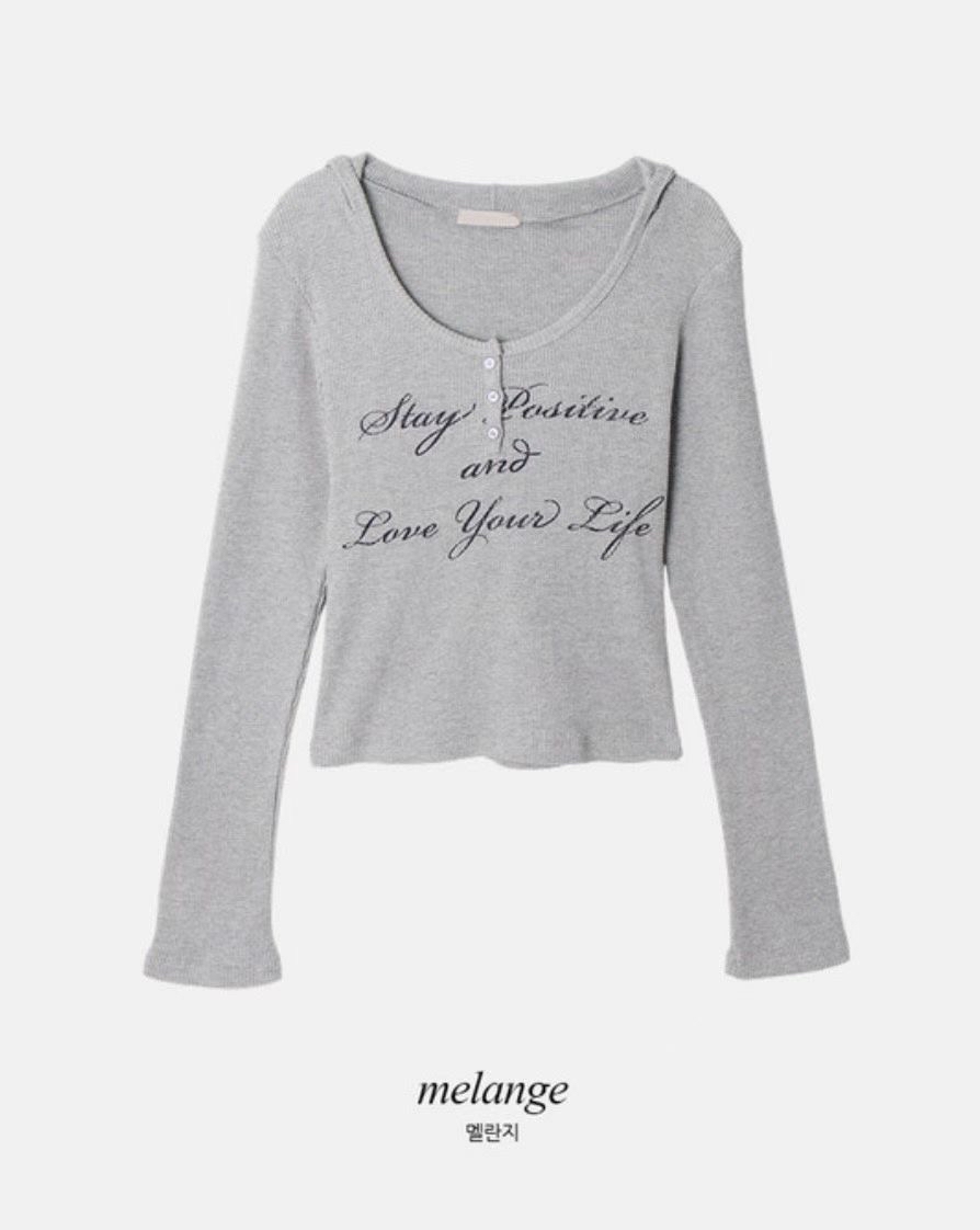 【 ♪行走的時尚女孩🖤隨性風～窩夫紋理質感！文字連帽修身上衣🕶️✨ 】Stay Positive Waffle Top(三色入)  