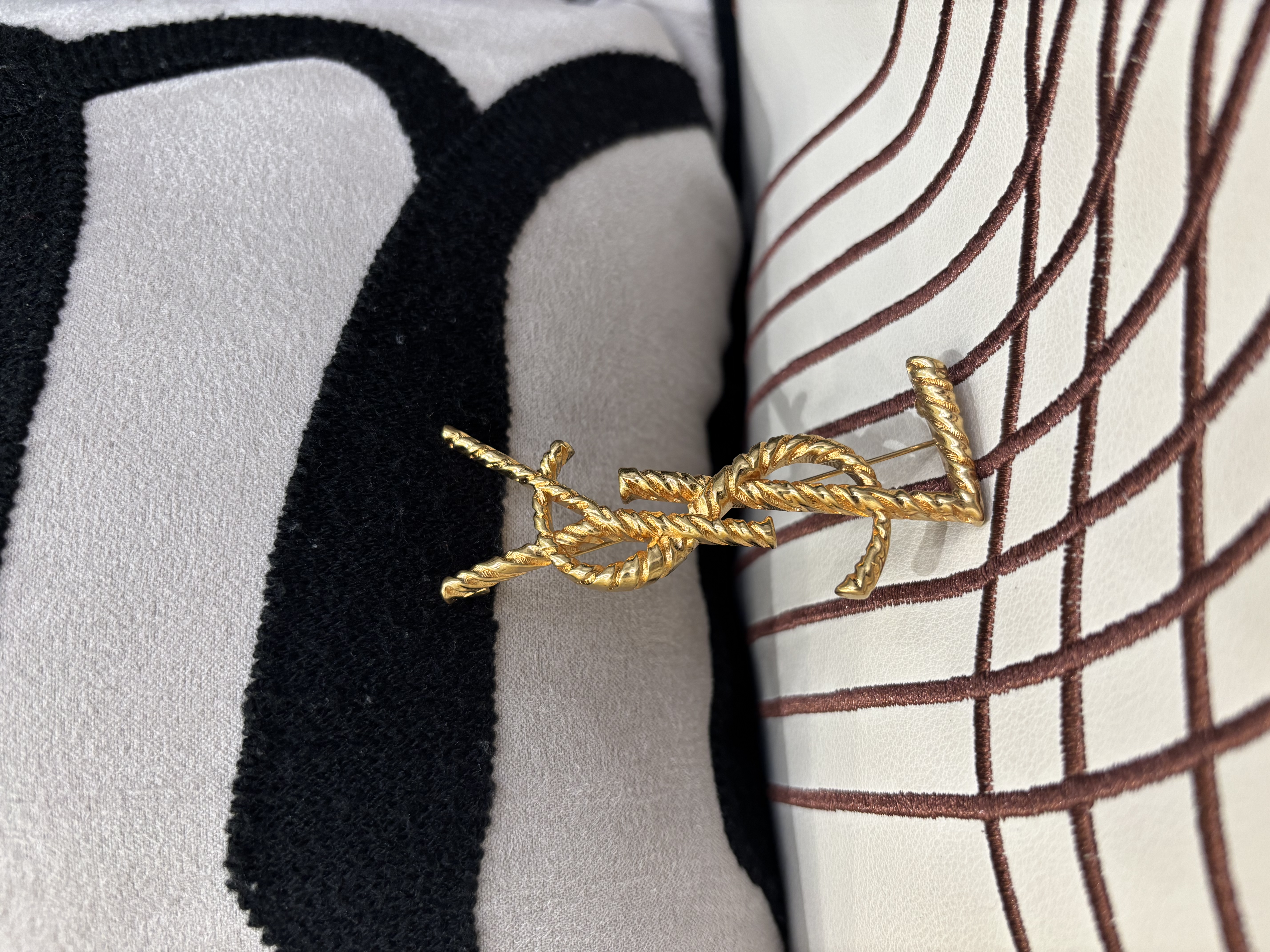 Ysl brooch 100%Authentic,98%new 