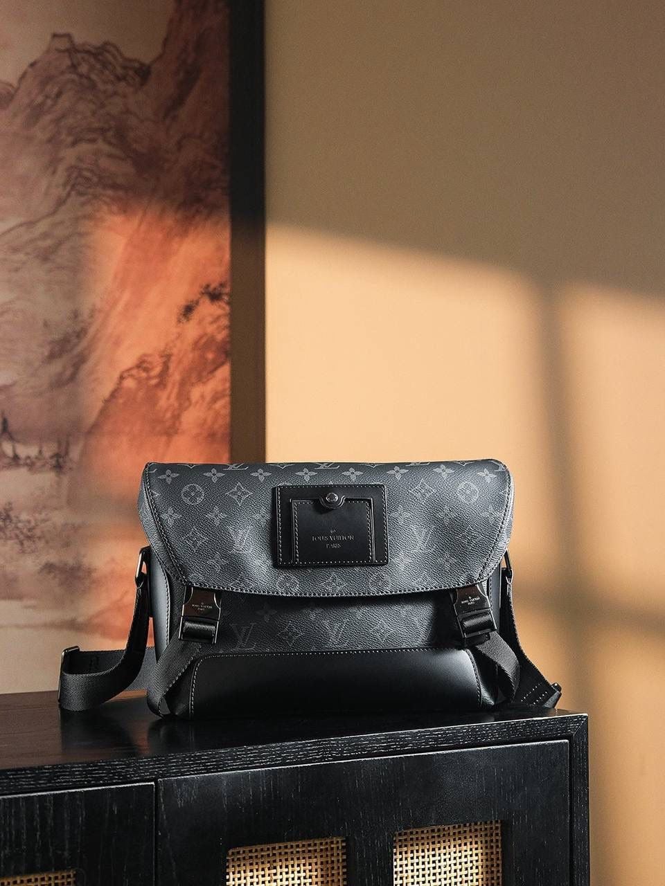 𝐕𝐎𝐘𝐀𝐆𝐄𝐑邮差包 👜✨ ▪️尺寸：33*22.5*11cm▪️ 男士必冲款，背上非常有型， 以经典学院风格为设计灵感，不仅高颜值有型的外表，对它的喜爱还有大容量，上身效果超级帅，别致的锁扣很有设计感，通勤男包的天花板，黑花的颜值低调非常凸显男生气质，最适合时髦男士的邮差包！