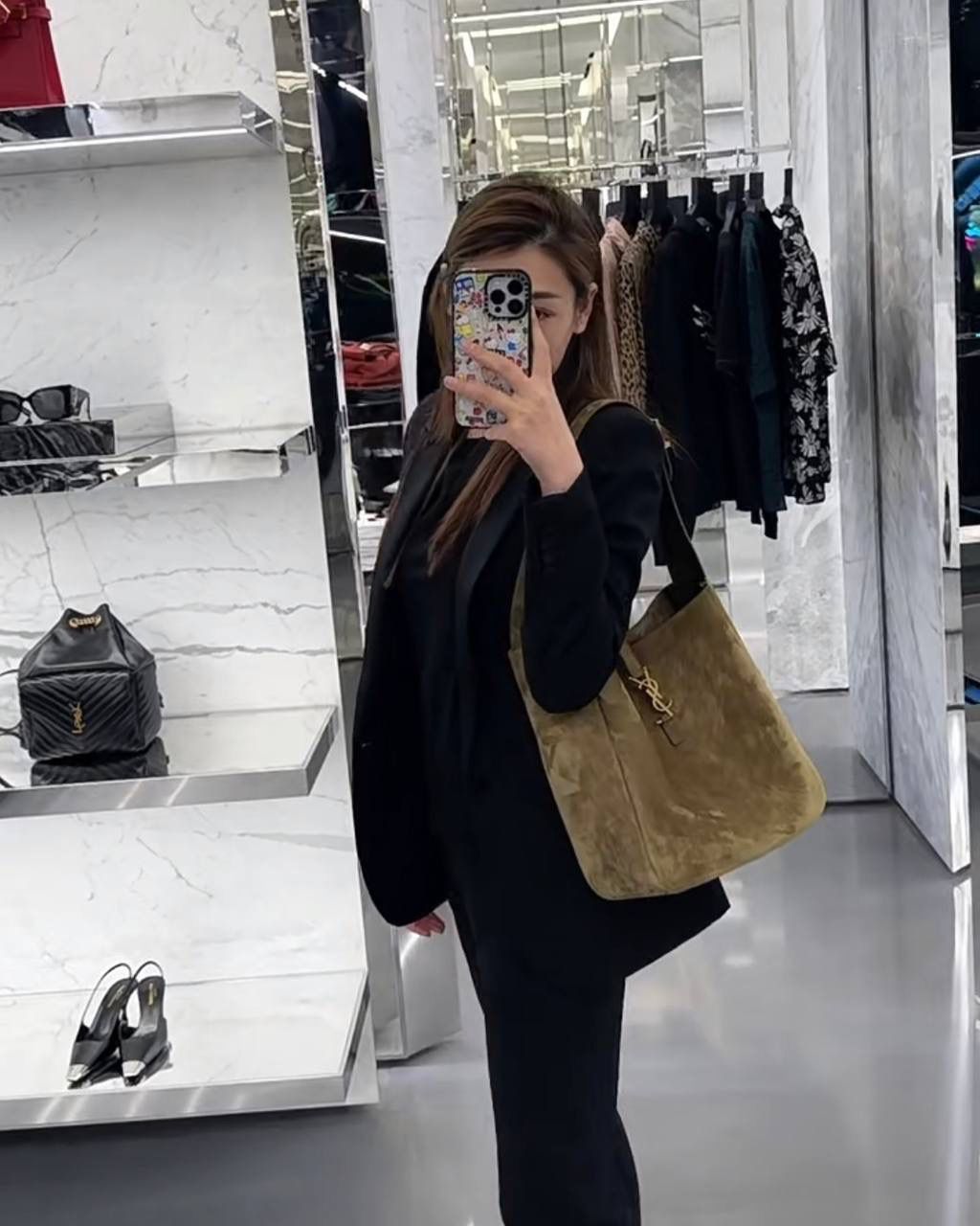 销量王🔥仅剩少量❗️ ys1 hobo bag腋下包大号麂皮麦绿金💴 我和你们说，这只包看着普普通通 但是上身是真的很好看！ 第一次看到他们家有这种慵懒的腋下包 反绒双色牛皮➕胎牛皮内里 又轻容量又大，真的很～～好背 大号真的无敌慵懒和随性 这只包的灵魂在于圆滚滚中又有型 市场很多做得太挺括硬朗，那种货打咩啊❌ ZP开发⚠️全套包装哦～ 31×30×13cm753837m