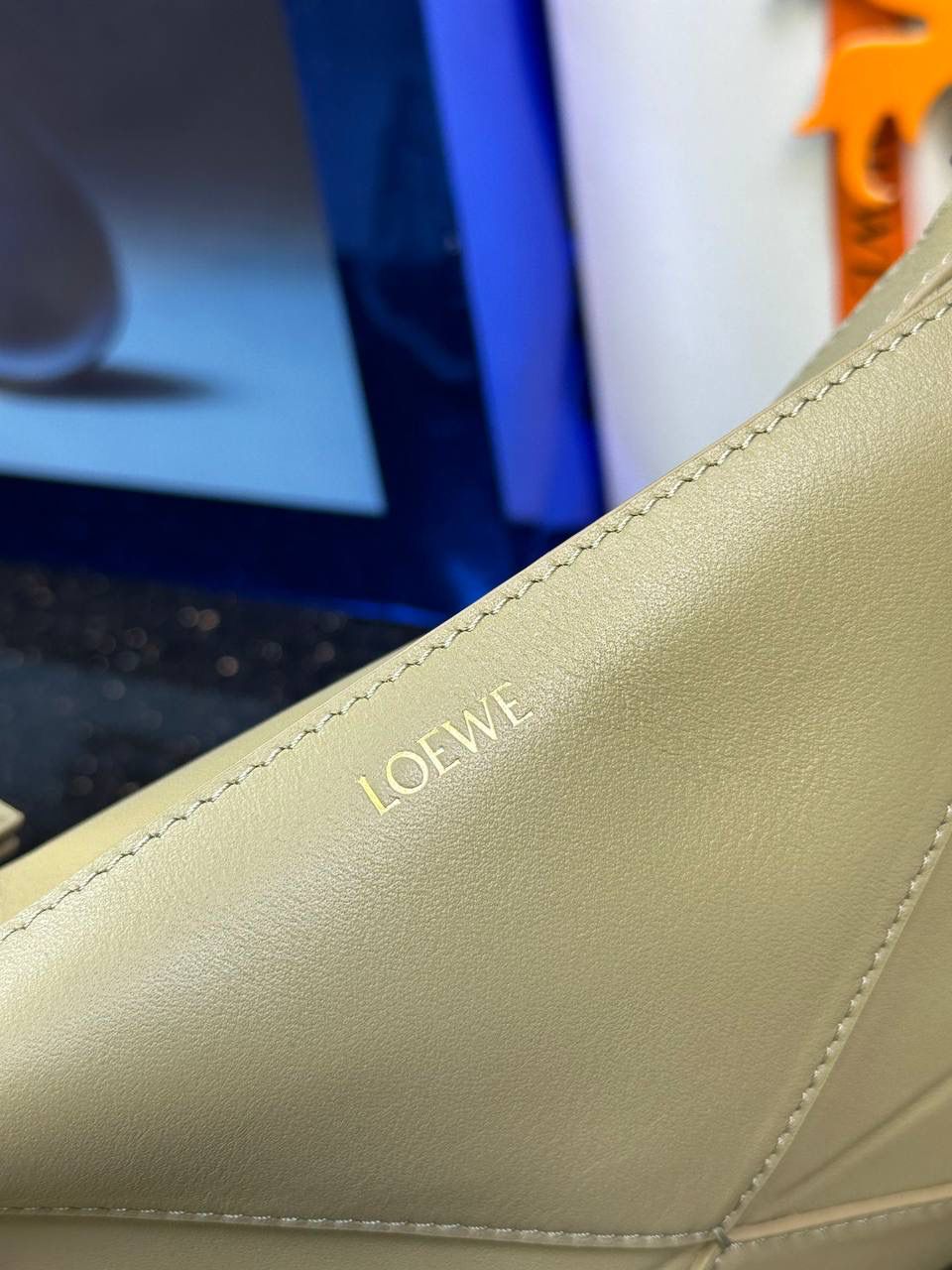 ♥️𝙋𝙪𝙯𝙯𝙡𝙚 𝙁𝙤𝙡𝙙 ——【粘土绿】 尺寸：𝟐𝟑-𝟔.𝟓-𝟏𝟓.𝟓𝐜𝐦 编码：522404 🎈经典几何为造型，以及柔软细腻的Napa牛皮，升级为可完全折叠的手拿包。 🎈自带一根🉑拆卸🉑调节的肩带，一包多背，多样化风格，秀场大放异彩😃日常实用性强👌 🎈配全套专柜礼盒🎁，给你满满的仪式感👀