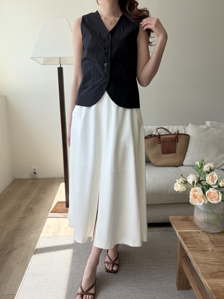 Minimal Buttoned Vest (Black)
