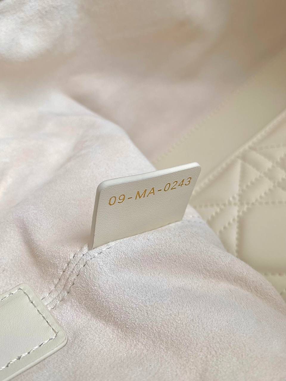 🈶白色 𝗗𝗜𝗢𝗥 𝗧𝗼𝘂𝗷𝗼𝘂𝗿𝘀手袋，大爆款 即出即断，供不应求的一只啊 一看就特能装，去健身日常通勤用它都合适 内置还配有小皮袋，可拆卸单独使用的！ 重点手腕处是能调节长度，可腋下可手拎 请焊在我手上！有大中小三个尺寸多种颜色 大号慵懒有范，中号更日常，小号迷你的可爱 带你大杀四方的一只，不受任何风格限制🤪😍 这季的重磅爆款，还不冲在等什么呢 中号：28.5×19×21.5cm， 小号：23x15x15cm #m1292m