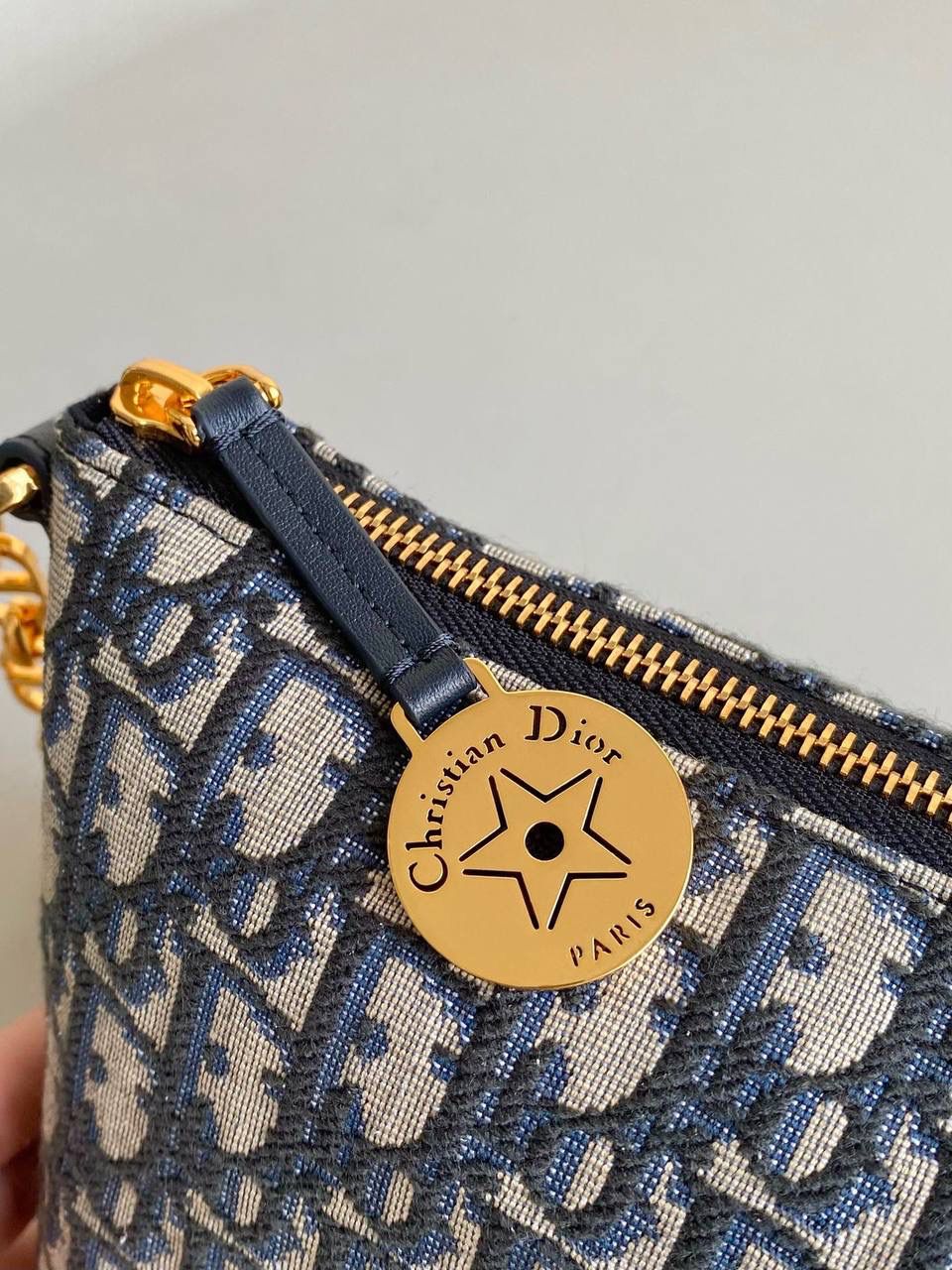 🈶老花蓝（腋下包） 𝗗𝗜𝗢𝗥 𝘀𝘁𝗮𝗿 幸运星⭐饭盒包 又一重磅推荐了！近几年的饭盒包大火！ 各个品牌都有推出过，简直谁用谁可爱啊 复古老花帆布材质，随意揉捏不变形 日常通勤，出差当化妆包也是非常可以 微调后的饭盒包有着幸运寓意的星星拉牌 还有可以调节的链条肩带可以腋下背🌟💯🤟🏻 28.5×14.5×10cm #6803m