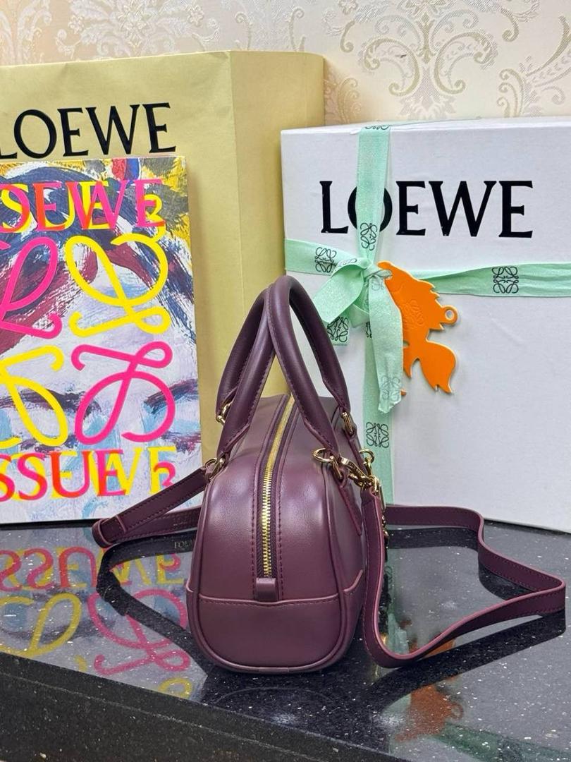 🎈𝗔𝗺𝗮𝘇𝗼𝗻𝗮 23 𝗖𝗿𝗼𝗽𝗽𝗲𝗱保龄球包 ——【杨幂同款‼️独家新品】 尺寸：𝟮𝟯-𝟏𝟏-𝟏𝟎𝗰𝗺 编码：012404 【配全套礼盒】 ❤️采用超柔纳帕小牛皮•延续标志性𝘈𝘮𝘢𝘻𝘰𝘯𝘢标识搭配小挂锁🔒作为新图标•重塑为修长法棍比例。 ❤️外部双拉链设计•搭配可调节可拆卸的长肩带•多样化背法😎容量大•小巧包型为当下时尚之追求。