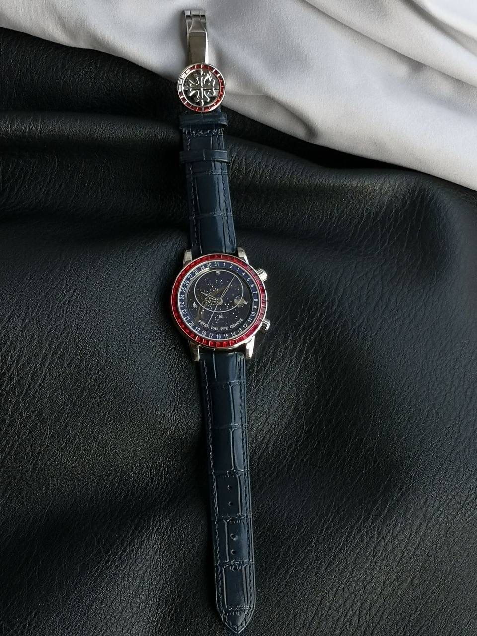 百达翡丽PP-6104G 日内瓦苍穹系列 市场顶级复刻神作震撼来袭！ 搭载原装进口miyota全自动机械机芯改制Cla.240机芯，搭配原装珍珠18K金自动锤，走时精准稳定，性能媲美正品；表圈镶嵌45颗璀璨宝石，表扣点缀28颗珍稀晶石，光影流转间尽显奢华质感；微拱形防眩目处理表镜，折射效果立体通透，让表盘细节清晰可见，质感再升一级💯💯