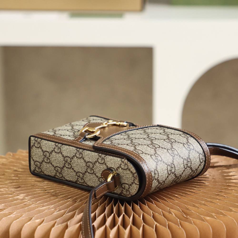 马衔扣 𝟭𝟵𝟱𝟱系列手机包 原厂皮/纯铜五金 ❤️ ☞型号：625615 尺寸：11.5*17*4cm 这款马衔扣标志的手机包，真是一见钟情，相见恨晚的知音，复古气息十足，老花本身就很百搭吸眼球，搭配复古的棕色皮料设计，大家非常喜爱的马蹄扣设计，分分钟想让人入手的冲动，可爱的造型，容纳量非常的高，日常出门的必备神器，颜值担当，不只装下可爱，男女都可共同，爱了！🤩🤟🏻