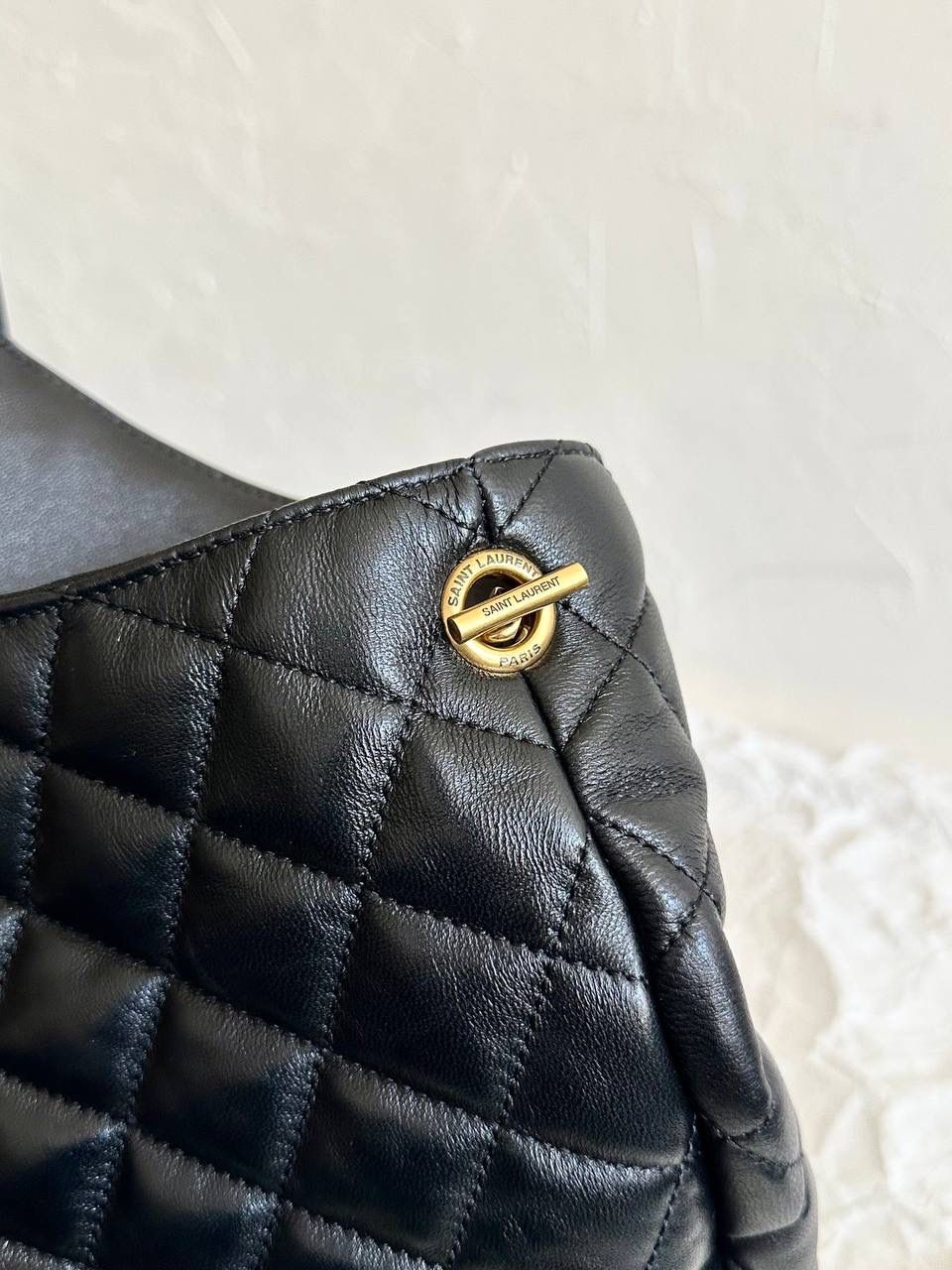 销量王🔥预定月底⏰ ys1 Icare bag超大tote 今年最火的大包一定是它！ 超夸张的大logo确实很大胆 前后两片无裁切的大羊皮 你们就知道用料需要多高的成本了 据我所知，很多家已经在偷偷更换便宜的材料... (因为它足够火，皮料对不对版他们都能卖... ) 我们来晚了，价格上也做出让利 先让你们看看我们对这个牌纸的用心程度💕还是那句话吧，我们只用原厂皮，只做原版开发，只做最高版本，只做正确版❗️ 58×43×8cm698651m