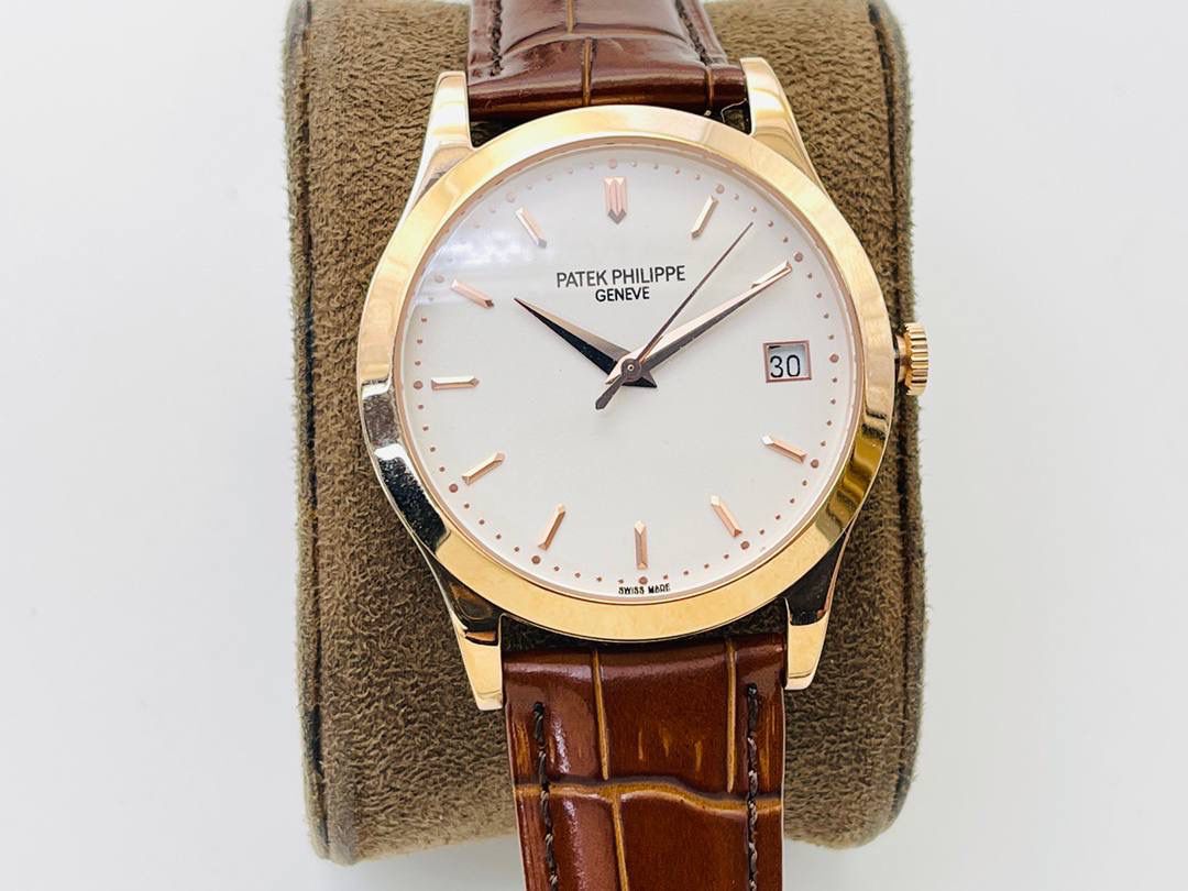 经典再续 百达翡丽古典表系列——5296-001．铂金V4升级版🤩😍细节方面： 1⃣️全新904L打造整体壳套，完善表壳细节，提升打磨质量，独家还原出正品的完美比例和特有质感。日历窗口改大小与正品一致，而非普通正常窗口！ 2⃣️刻度，指针采用最新的贵金属电镀技术加持，效果更佳出彩！ 3⃣️“锅盖型”微凸蓝宝表镜，版型与正品一致，效果通透，辨时清晰。 4⃣️【引领一体机时代】采用定制版Cal.9015改324机芯，超薄稳定性强！ 5⃣️【表带】经典意大利小牛皮表带，纹路清晰，质感上乘。针式表扣打磨齐整光亮，通用原装无压力。