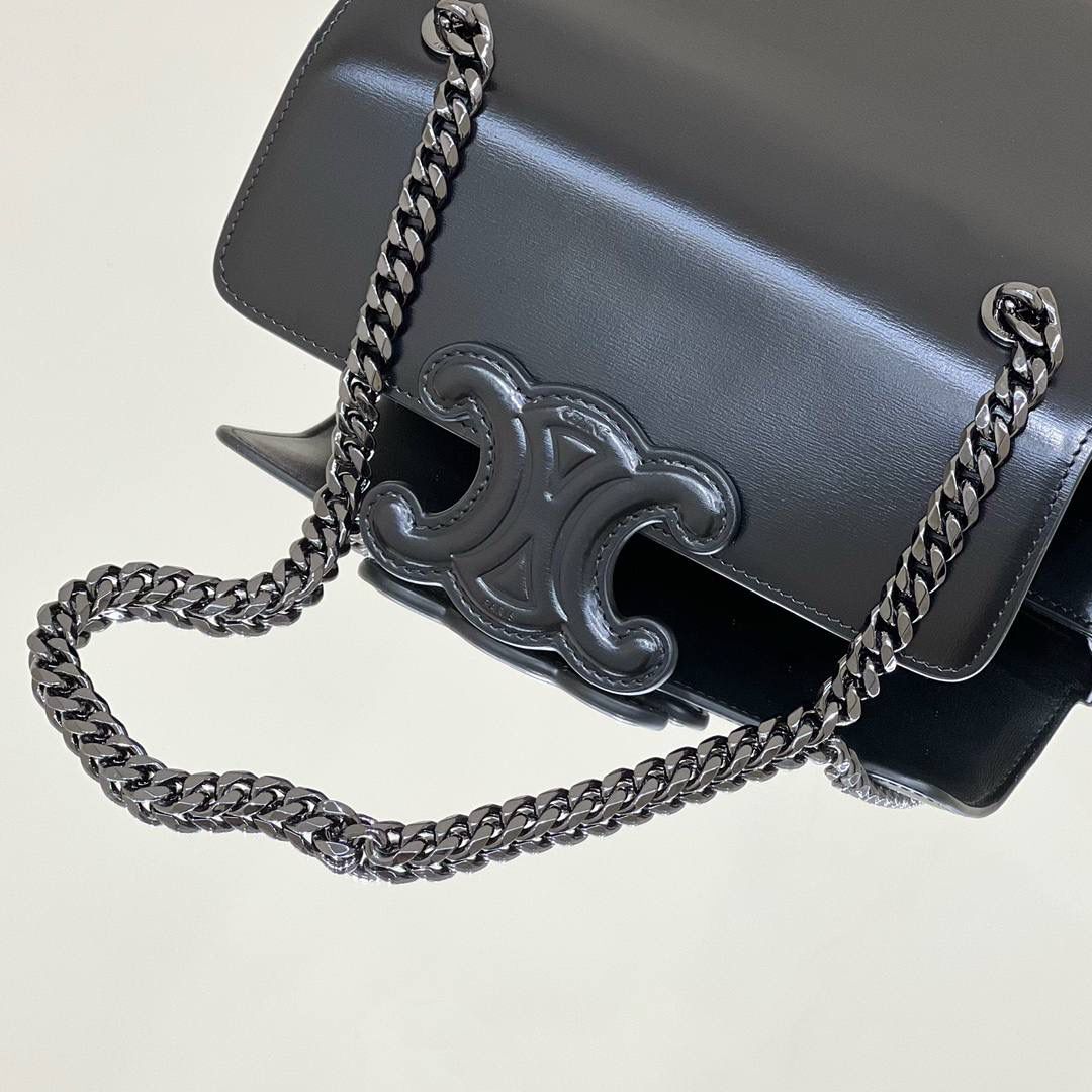 🔥大货实拍图 𝗖𝗘𝗟𝗜𝗡𝗘 ♥ 𝗧𝗥𝗜𝗢𝗠𝗣𝗛𝗘浮雕腋下包 型号：199243 尺寸：20.5*11.5*4cm