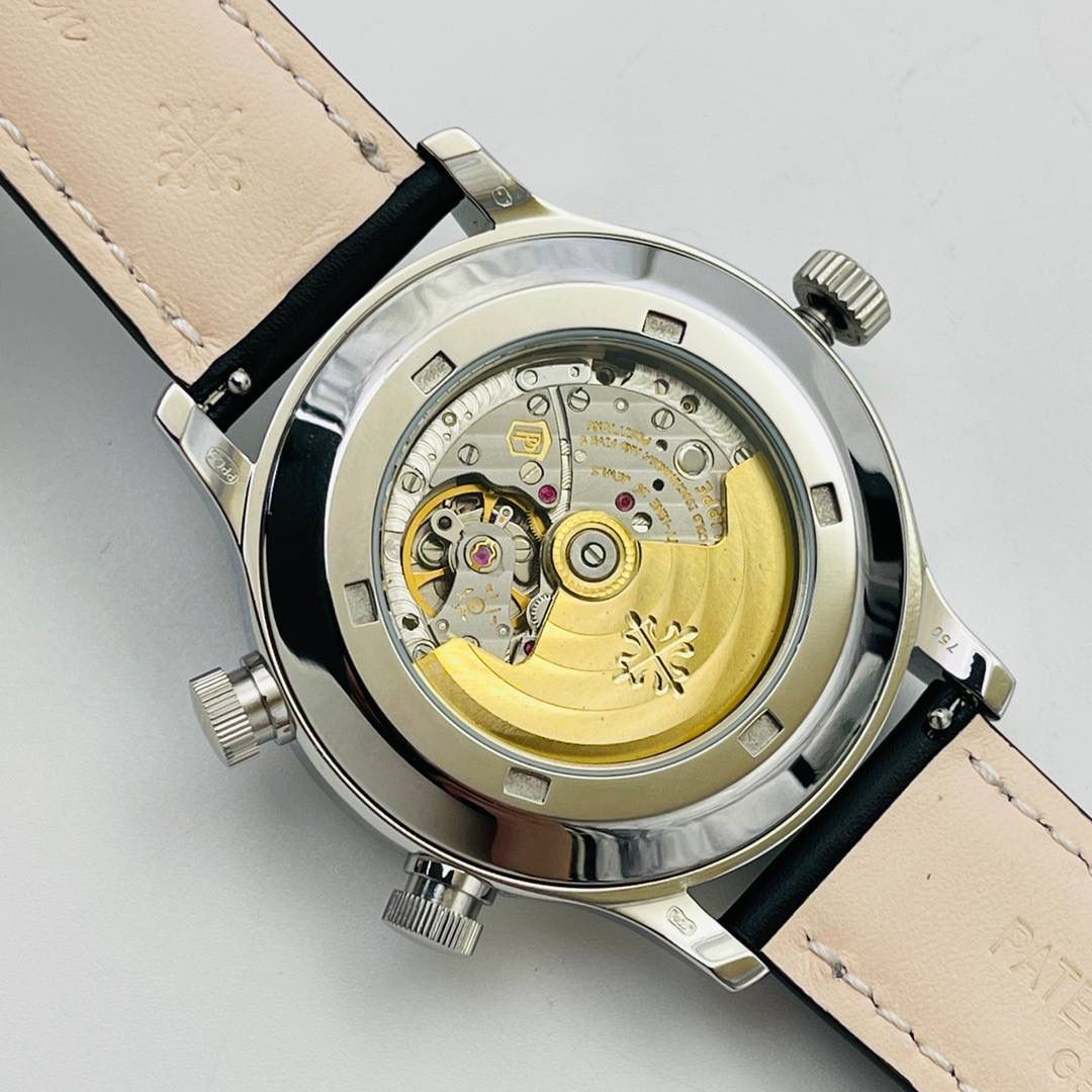 市场最高版本 百达翡丽双时区功能ref.5524 Calatrava飞行家旅行时间腕表系列惊艳登场！细节方面： 3⃣️【功能】5524系列为二十四小时制时间腕表，六位同正品一致是日历，中心大秒针底部则为双时区时间显示 与正品一致。 4⃣️【机芯】复刻原版324SC FUS机芯、自动上链装置适合每天佩戴，从背部蓝宝石透视底看能让你一览无遗尽收眼底。一只最实用的商旅手表于焉诞生。 5⃣️【表带集表扣】扣子使用与原装一致的三角型针扣，佩戴方便，与表壳相呼应，展现此腕表的整体美学。搭配蓝色皮表带，并以米色缝线装点，质感舒适，牛皮也让整款腕表更有复古味道。