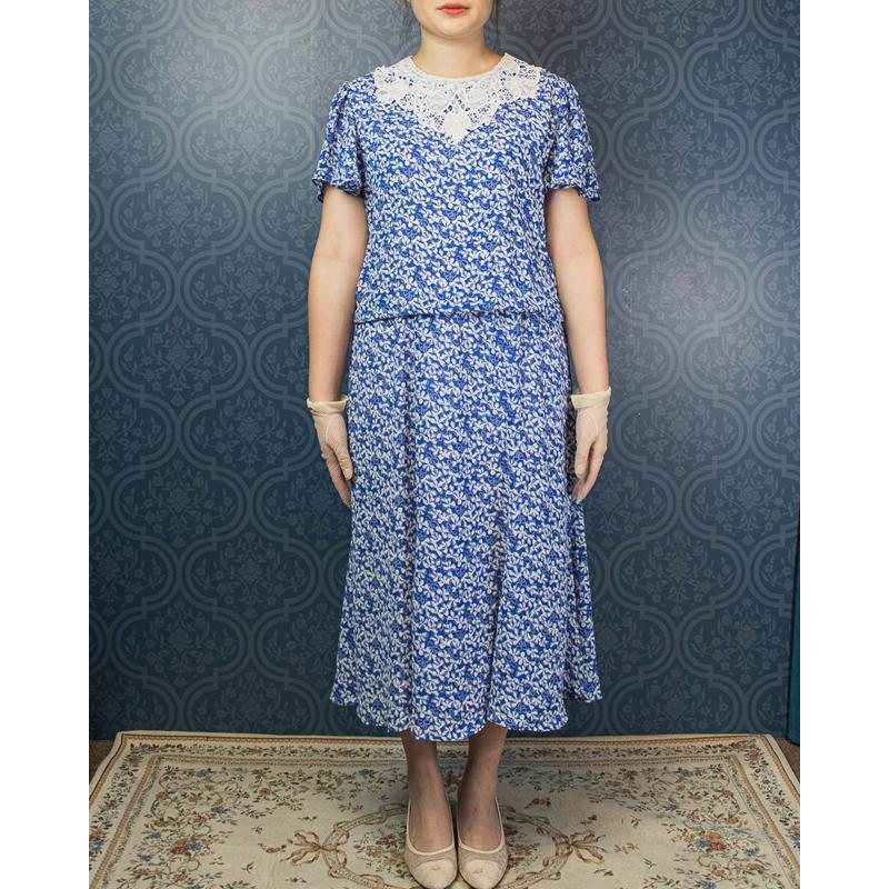 Vintage 1980s Does 1930s Made in Hong Kong Lace Collar Scattered Floral Pattern Trumpet Dress - Size L-XL (MU105-9)