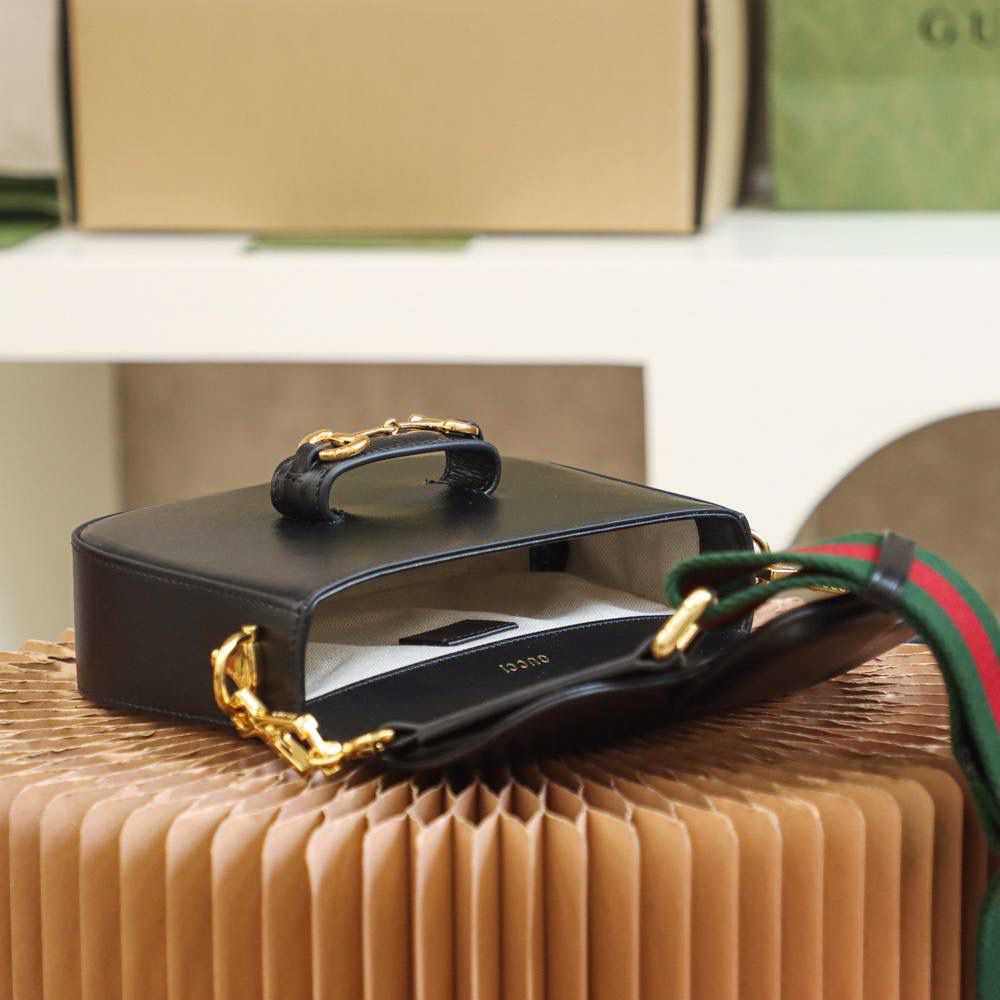 ▪️𝐇𝐨𝐫𝐬𝐞𝐛𝐢𝐭 𝟭𝟵𝟱𝟱 𝐌𝐢𝐧𝐢 #658574#正品皮▪️ 🔳尺寸：20.6*14.4*5.1cm🔳 马衔扣𝐇𝐨𝐫𝐬𝐞𝐛𝐢𝐭 𝟭𝟵𝟱𝟱系列， 这一届的𝐌𝐢𝐧𝐢马鞍包风格，增添了混搭格调， 配有两条不同的肩带， 配皮肩带呈现出了优雅低调， 与红绿肩带完全不同的感觉， 红绿肩带呈现了强大的品牌标志性的味道！ 全皮系列更加加分， 给人留下了更加低调优雅知性的味道！简直太香了！🔥🔥