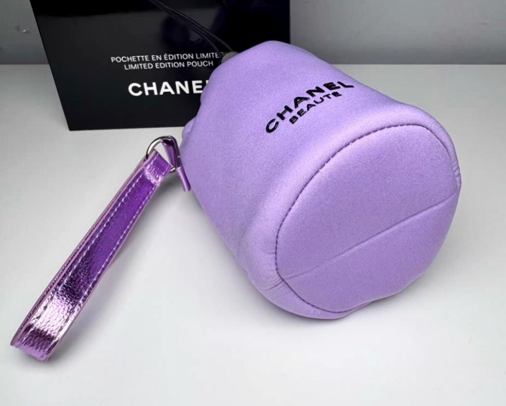 CHANEL Beaute 紫色束口水桶化妝包，配有同色系手提帶 有紙盒包裝