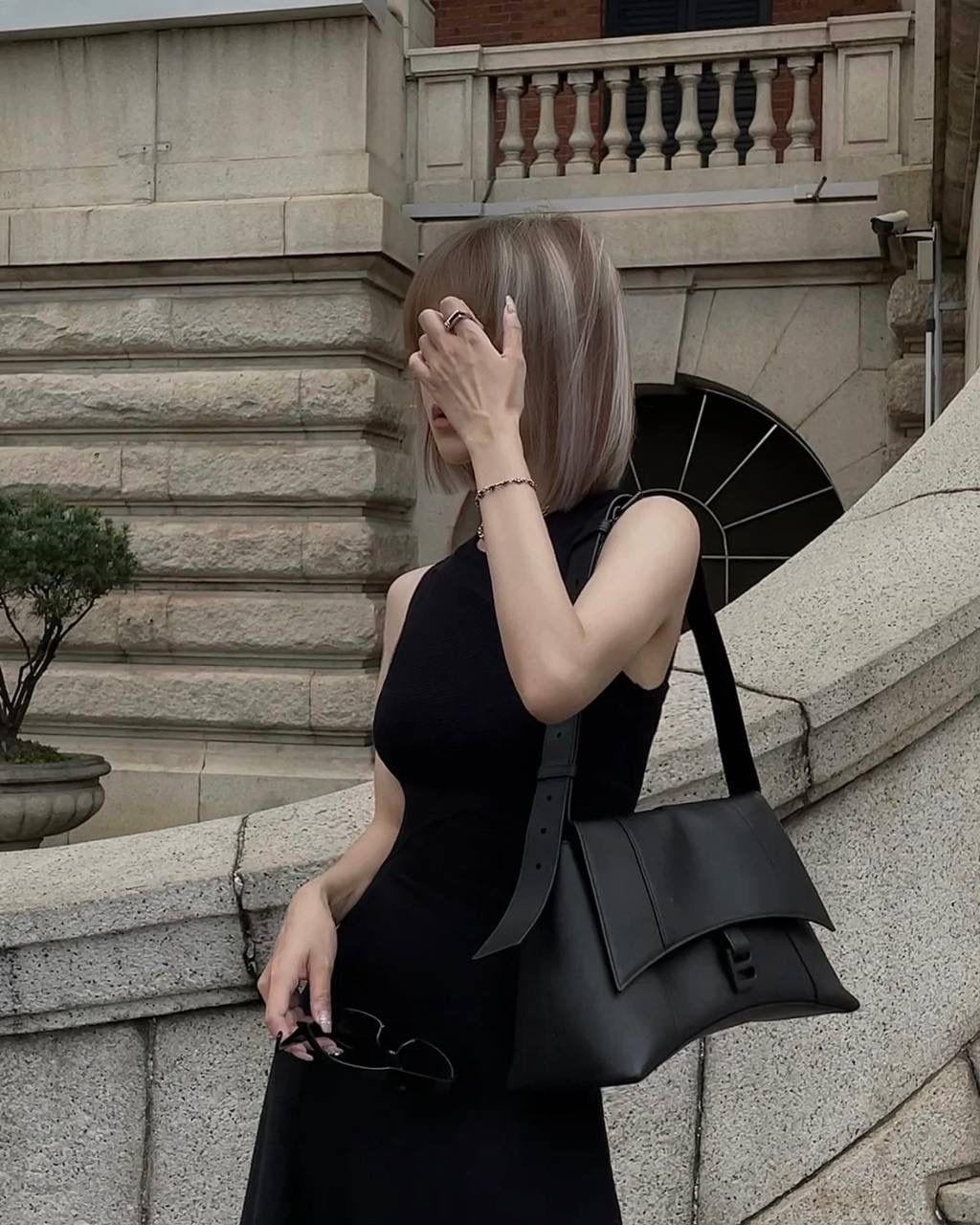 经典款🔥中号平纹黑枪(m/32cm)🐈‍⬛ ba1enciaga 横空而出的Downtown沙漏包 整个包身是软趴趴的感觉 就是大写的随性慵懒时髦感 可以斜挎也可以调短肩带腋下背 加上巨无霸的容量，时髦女孩的通勤包有了 软皮质感头层牛皮➕经典全钢B字扣五金 还是要着重强调一下咱家的B字logo刻印 清晰度全网独家⚠️品质是不需要你们担心的 请务必认准高版本❗️ 中号s：30×17.3×10cm671353m 大号m：32×20.8×15.5cm671354m