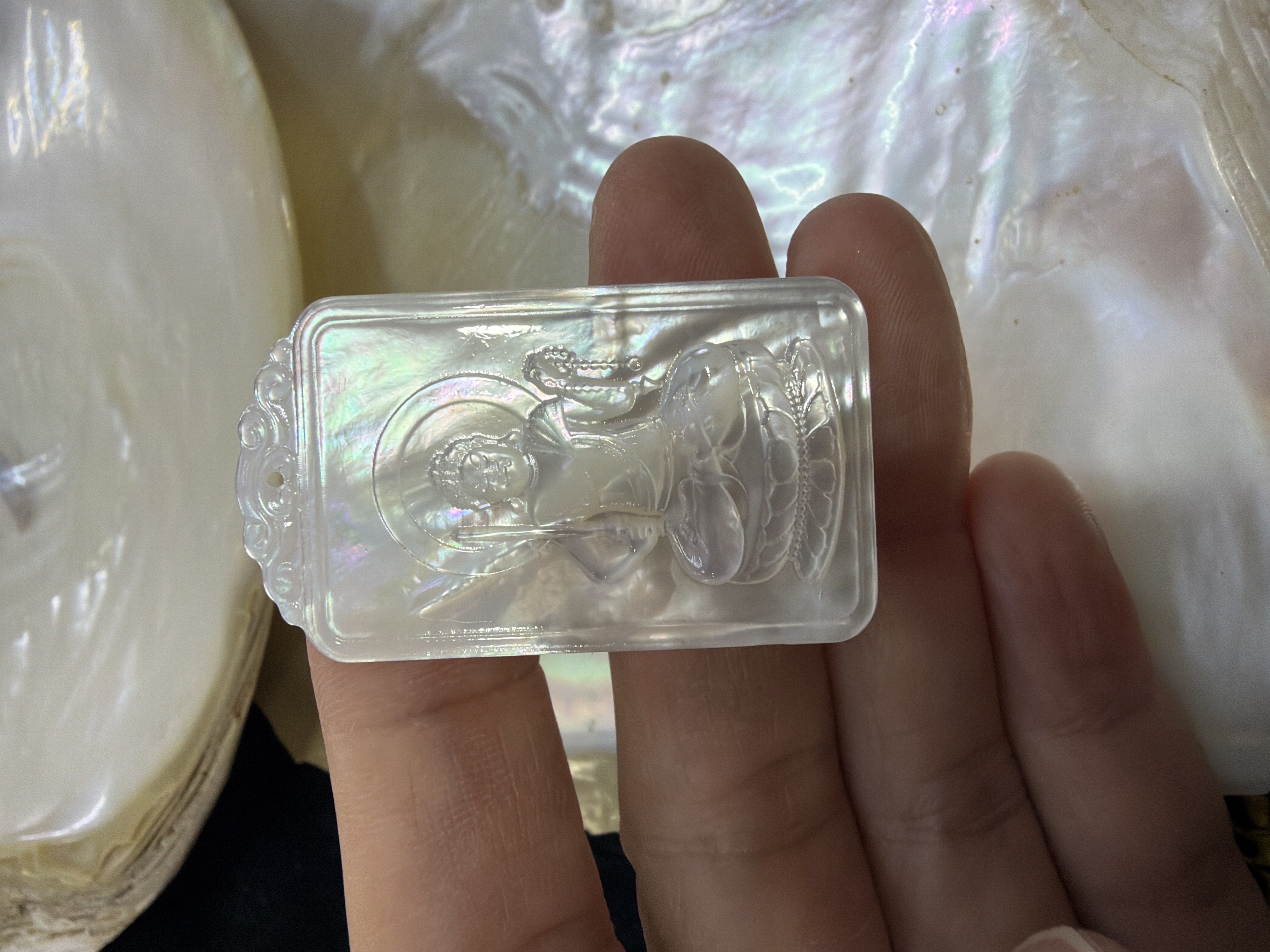 農曆新年巨獻（30%off) 印尼純天然白貝母精雕 #24 屬雞守護 不動如來4*2.3cm（會加持配頸繩）