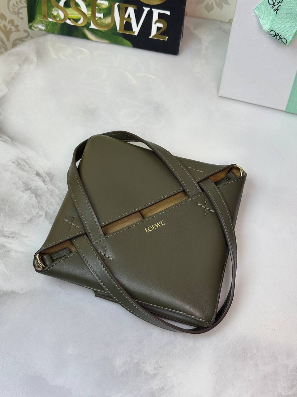 *𝐏𝐮𝐳𝐳𝐥𝐞 𝐅𝐨𝐥𝐝折叠手袋👜* ——全新【𝗡𝗘𝗪】升级‼️ 延续经典𝙋𝙪𝙯𝙯𝙡𝙚的标志性几何裁剪设计，新晋顶流🅰️𝙋𝙪𝙯𝙯𝙡𝙚 𝙁𝙤𝙡𝙚 𝙏𝙤𝙩𝙚以折纸包为灵感，升级成🉑完全折叠‼️的结构，立体与平面任意切换，出差旅行🧳必备单品。小牛皮材质轻且柔软，𝐌𝐢𝐧𝐢尺寸搭配一条可拆卸式肩带，手提，肩背，斜挎多样化背法✨ 尺寸：𝟏𝟔.𝟓-𝟗.𝟓-𝟐𝟎cm 款号：052322