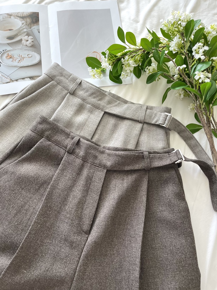 Warm-Tone Buckle Drape Slacks (Oat)