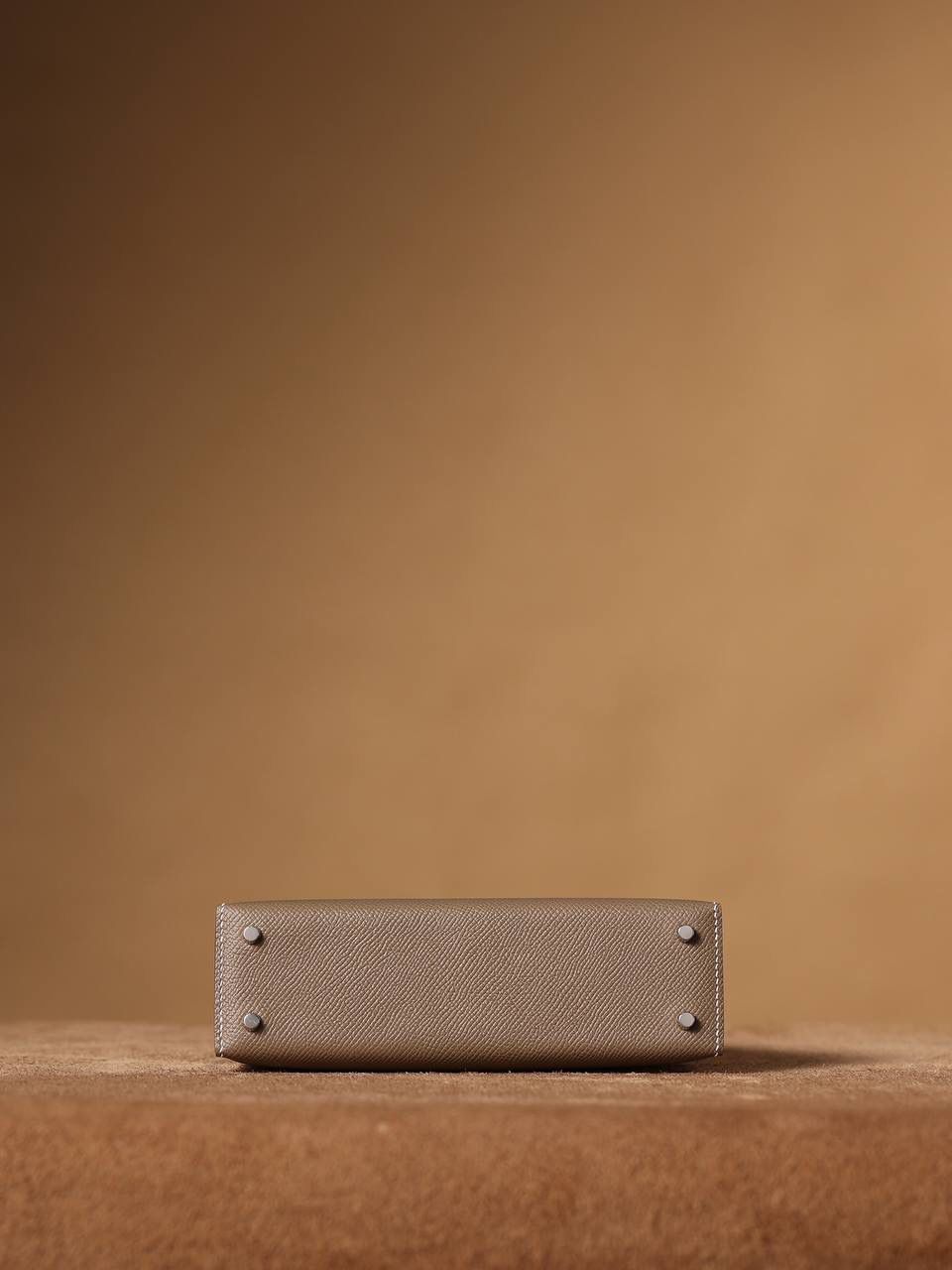 HERMES 爱马仕 Mini Kelly 二代 👜✨ Mini Kelly 二代 大象灰银扣 高清实拍图 尺寸：19*12*6cm Hermès爱马仕是世界著名的奢侈品品牌，1837年由Thierry Hermès创立于法国巴黎。爱马仕早年以制造高级马具起家，迄今已有180年的悠久历史。 其整个品牌从整体到细节以及专卖店，都弥漫着浓郁的以马文化为中心的深厚底蕴🎀