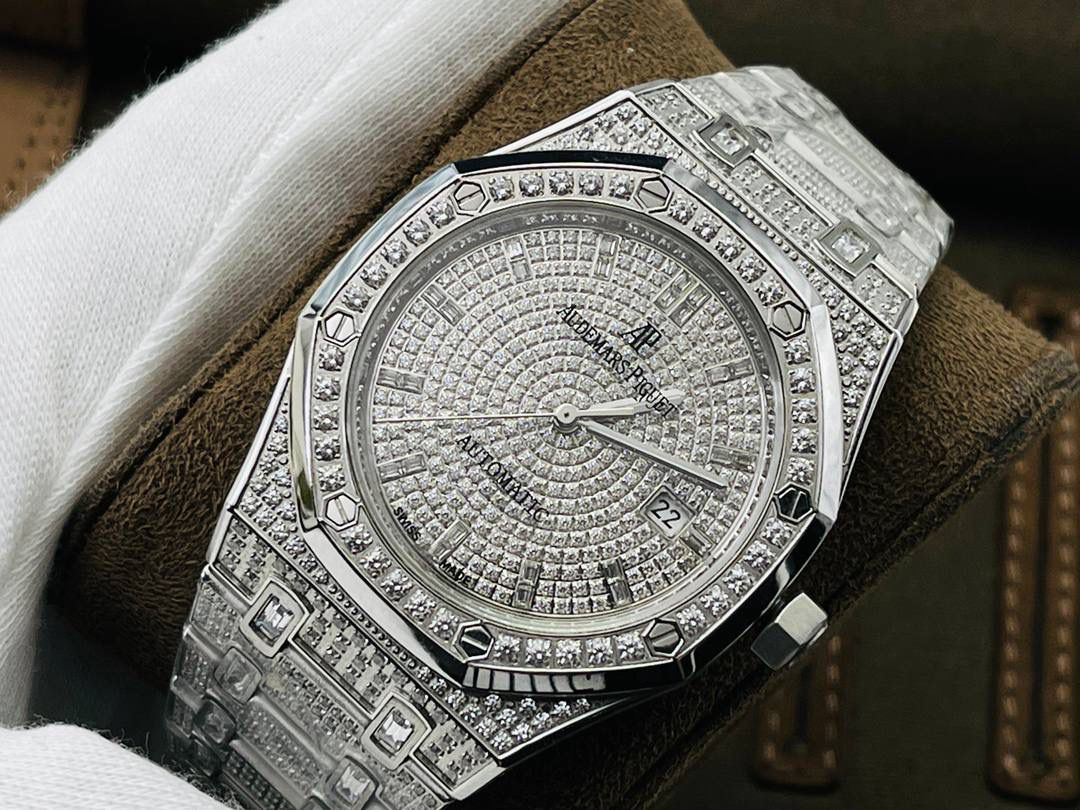 市场V4最高版本 爱.彼皇家橡树15400满天星系列腕表！🔥💯 1⃣️搭载进口9015机芯机械改装Cal.3120机芯，走时精准！ 2⃣️直径41MM！厚度9.8MM！ 3⃣️全表采用高亮度钻镶嵌，技艺精湛，不掉钻！ 4⃣️采用圈口可拆卸结构，市场大部分版本圈口不能拆卸！ 5⃣️316L全钢精磨工艺，质感更好！ 6⃣️全钻表盘，搭载高端指针！